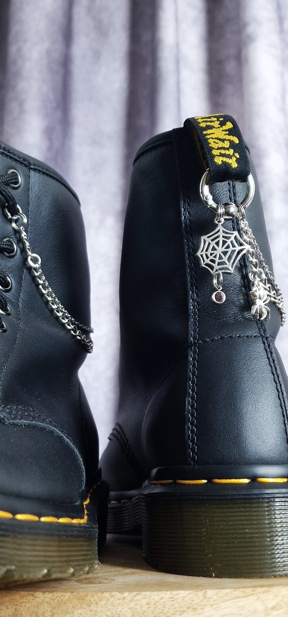 Bijoux chaînes sur brides arrière et lacets - Araignée, strass & toile