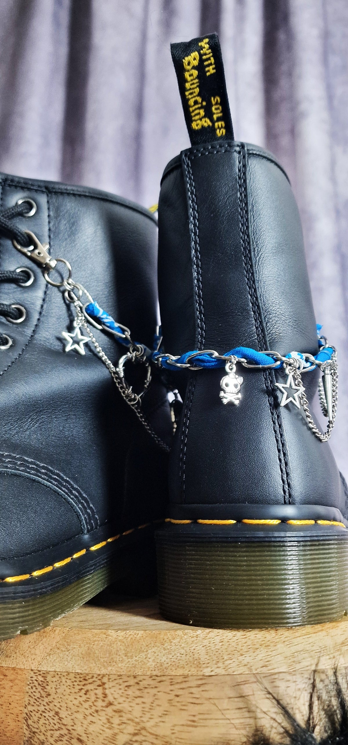 Bijoux chaînes sur lacets - Crâne, étoiles & bandana
