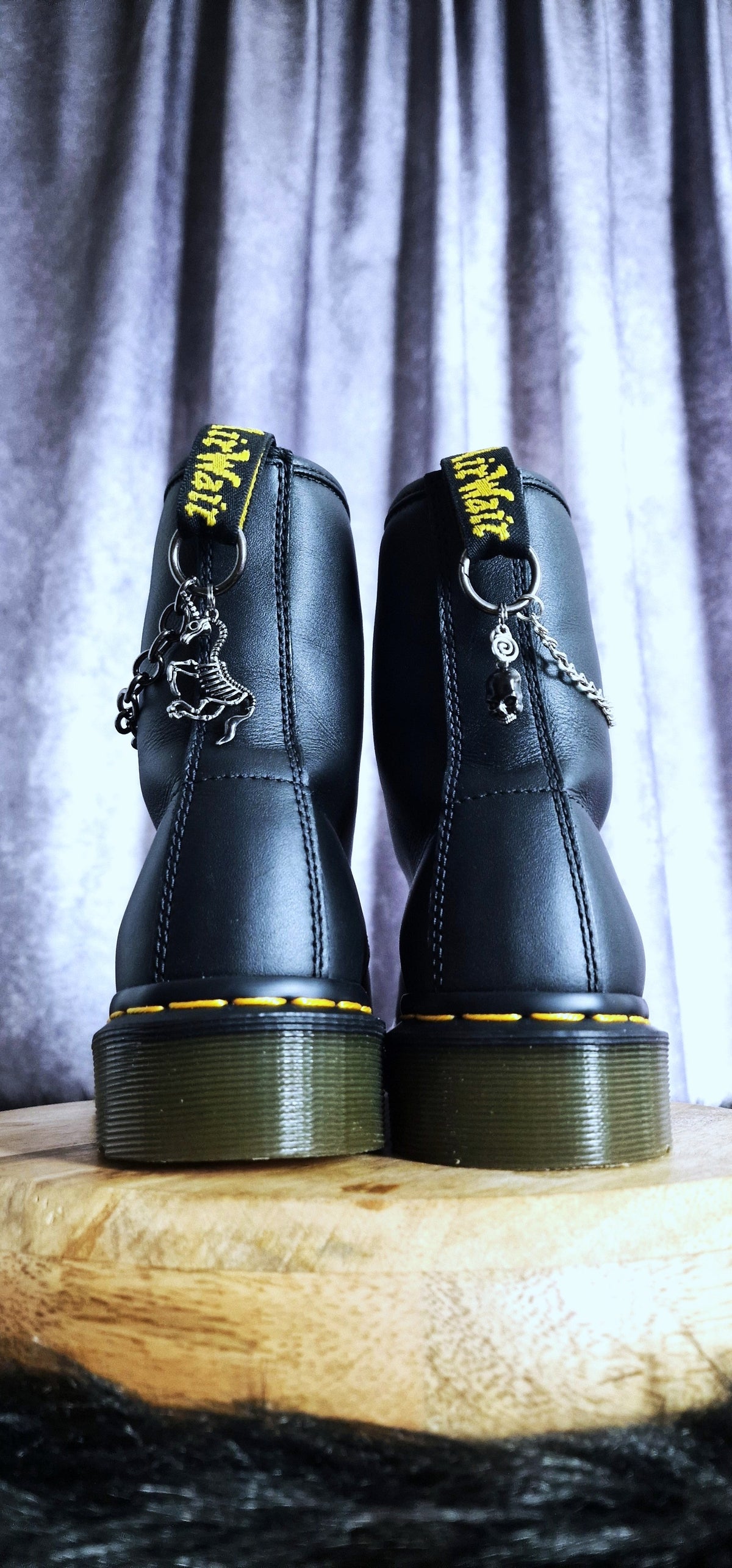 Bijoux chaînes sur brides arrière et lacets - Licorne & crâne