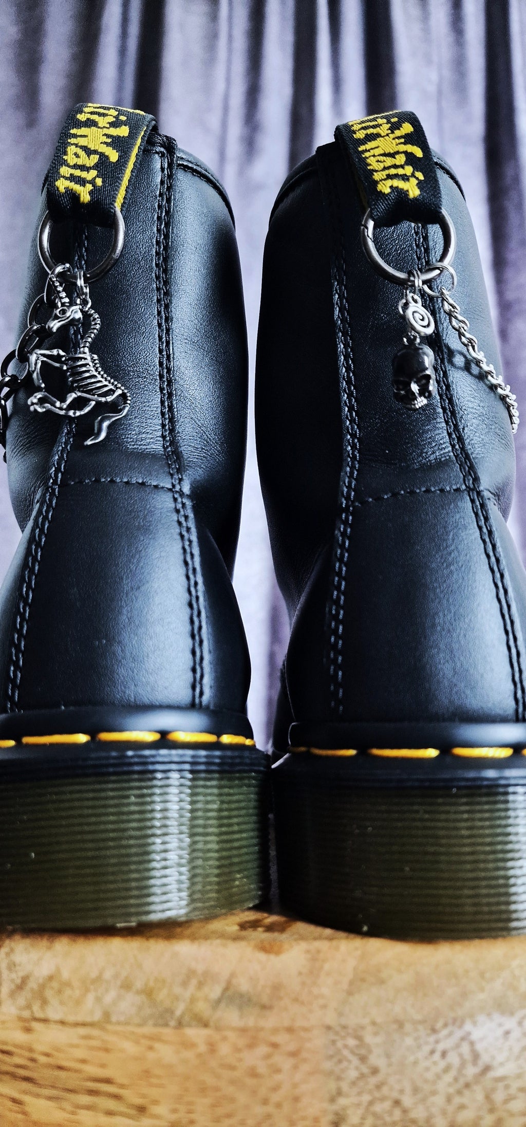 Bijoux chaînes sur brides arrière et lacets - Licorne & crâne
