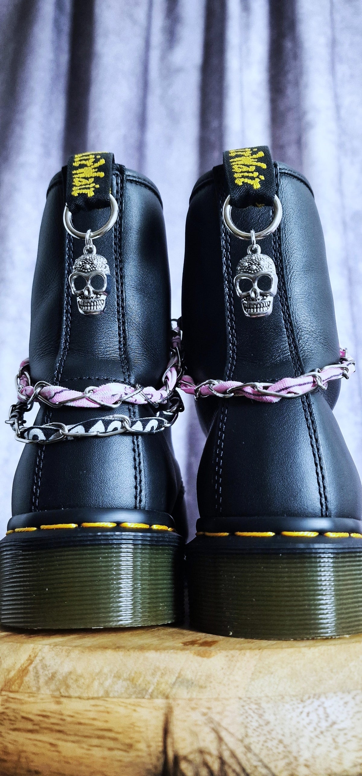 Bijoux chaînes sur brides arrière et lacets - Crâne & bandana