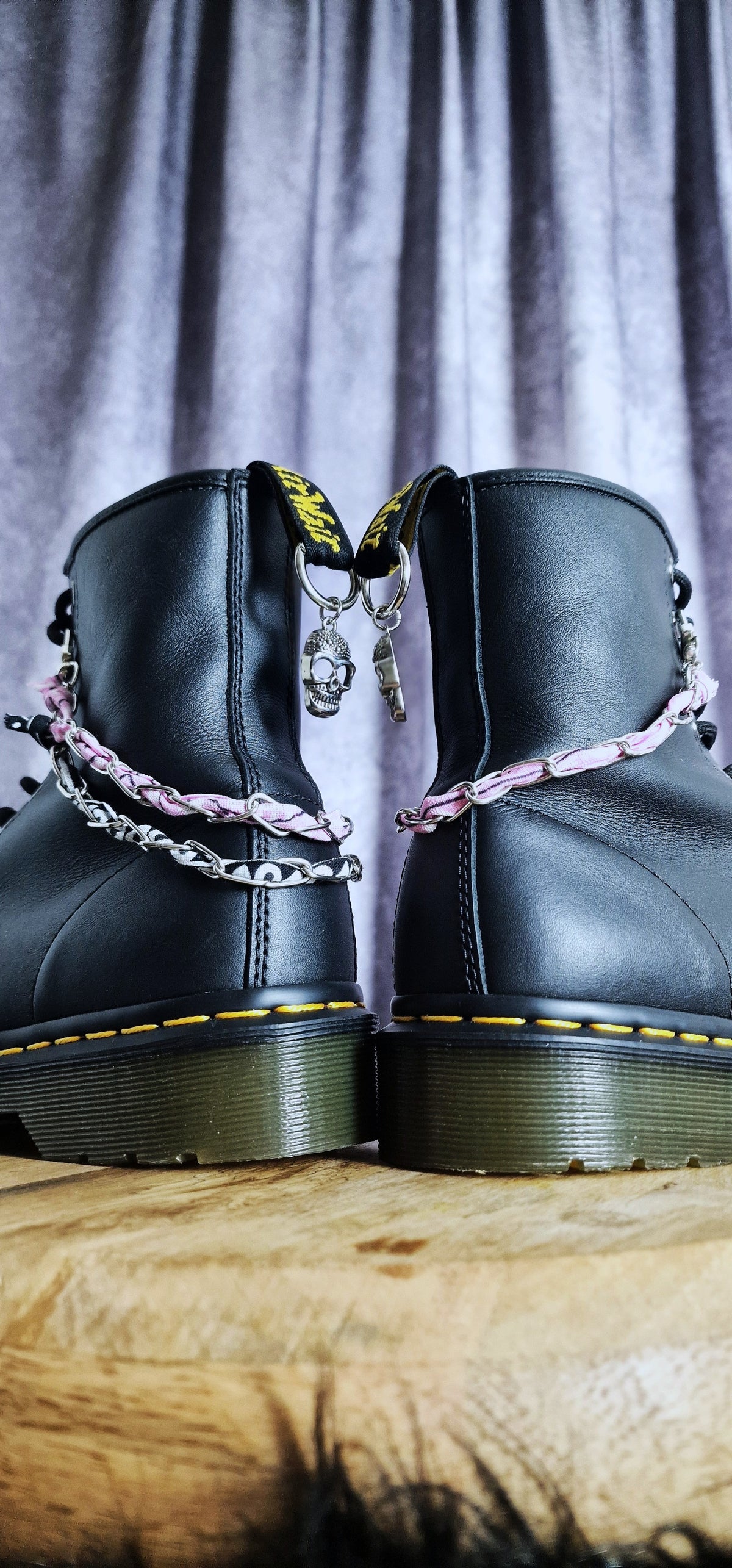 Bijoux chaînes sur brides arrière et lacets - Crâne & bandana
