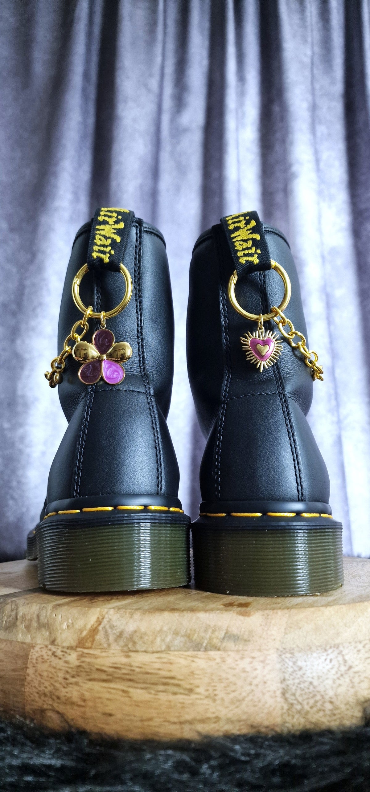 Bijoux chaînes sur brides arrière et lacets - Fleur & coeur
