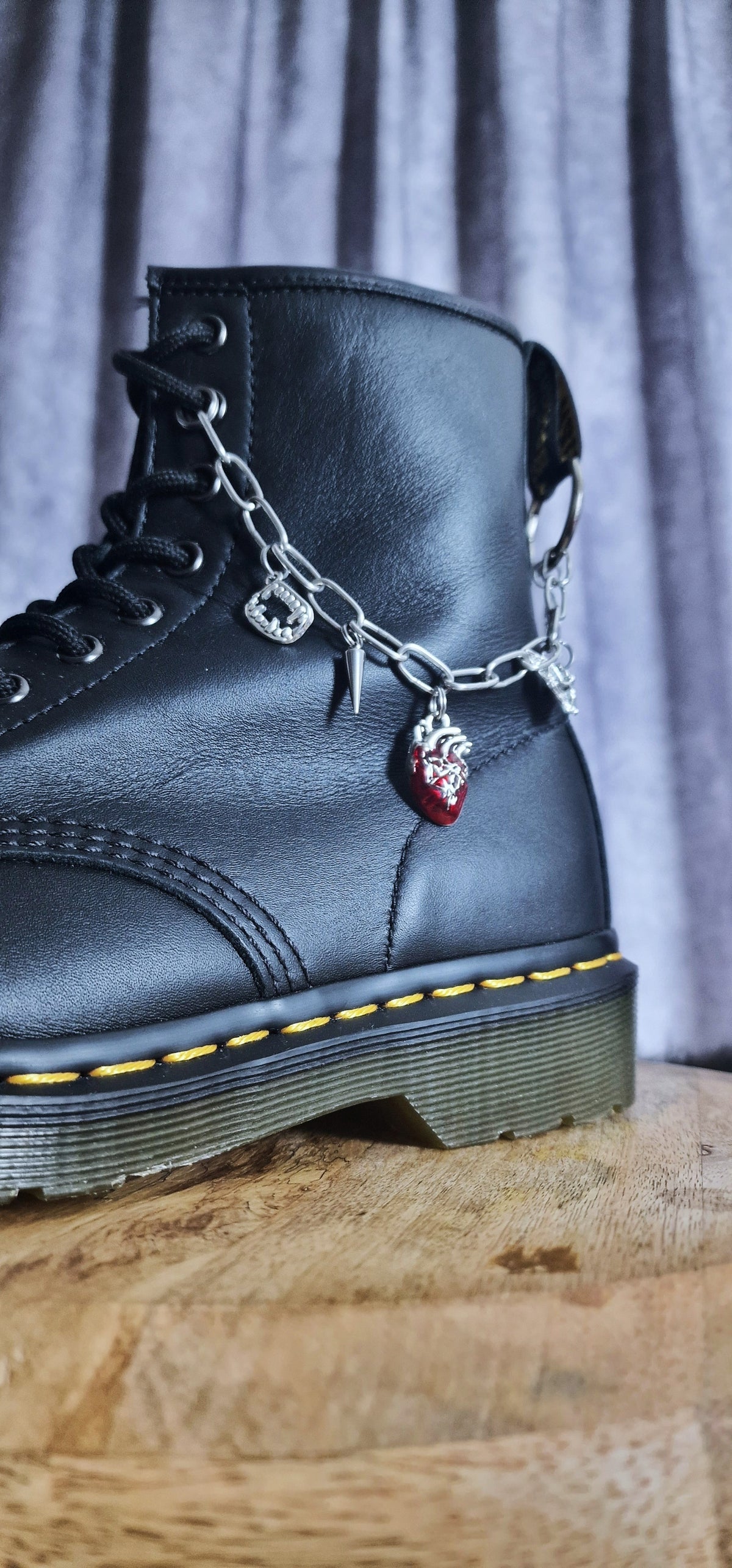 Bijoux chaînes sur brides arrière et lacets - Chauve-souris vs Serpent
