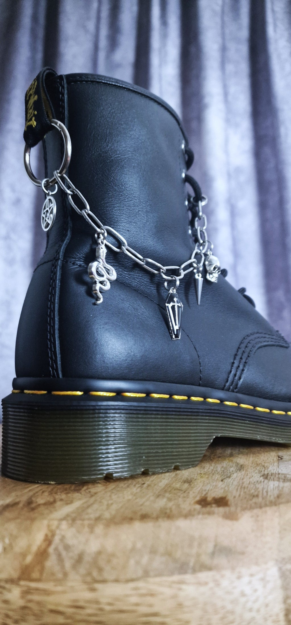 Bijoux chaînes sur brides arrière et lacets - Chauve-souris vs Serpent
