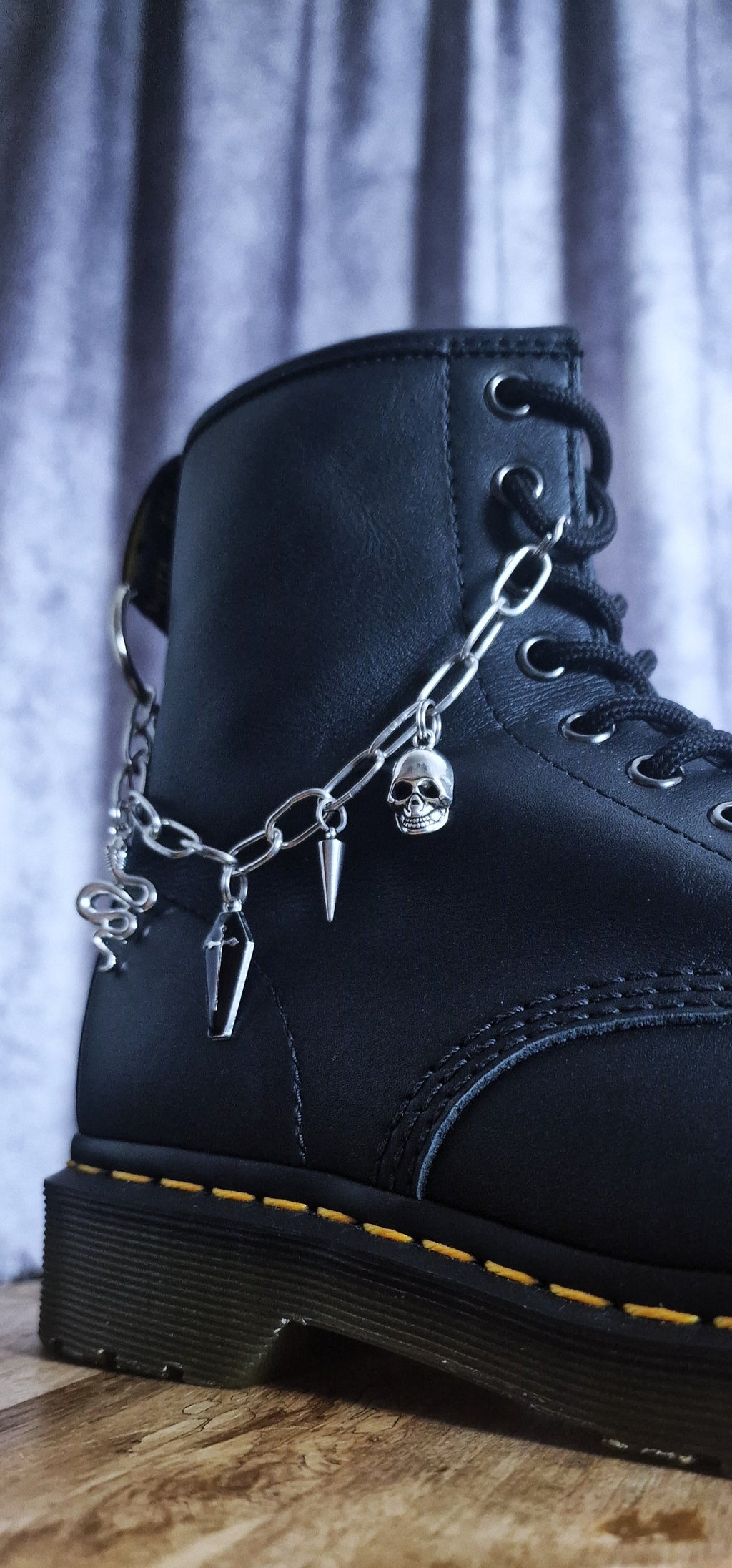 Bijoux chaînes sur brides arrière et lacets - Chauve-souris vs Serpent