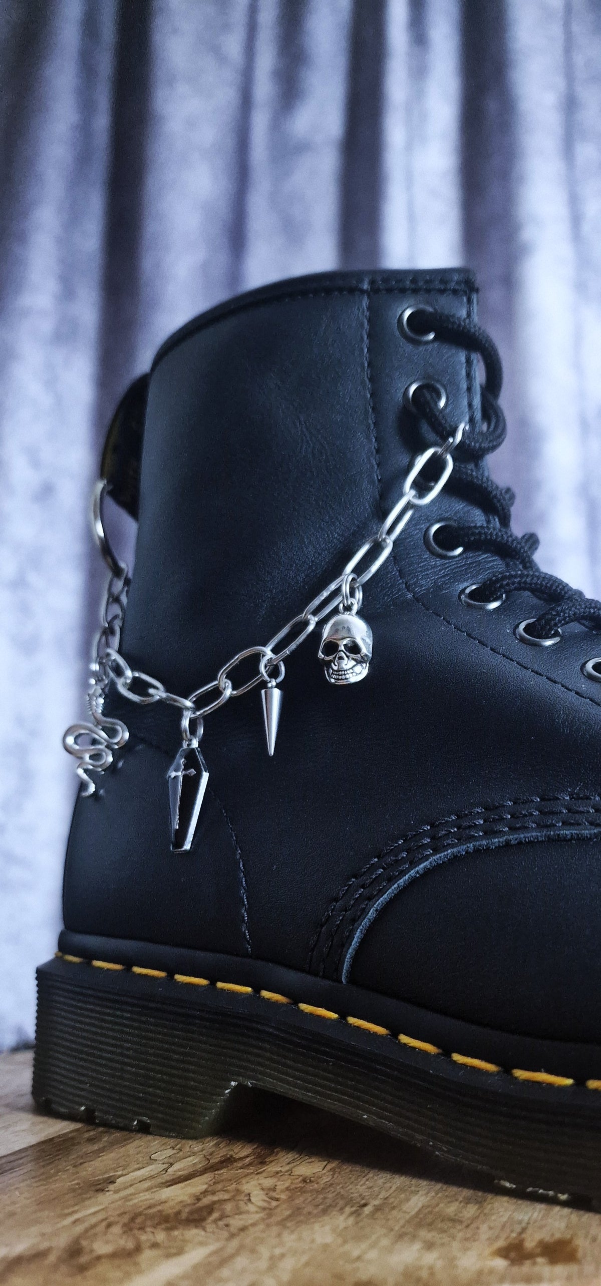 Bijoux chaînes sur brides arrière et lacets - Chauve-souris vs Serpent