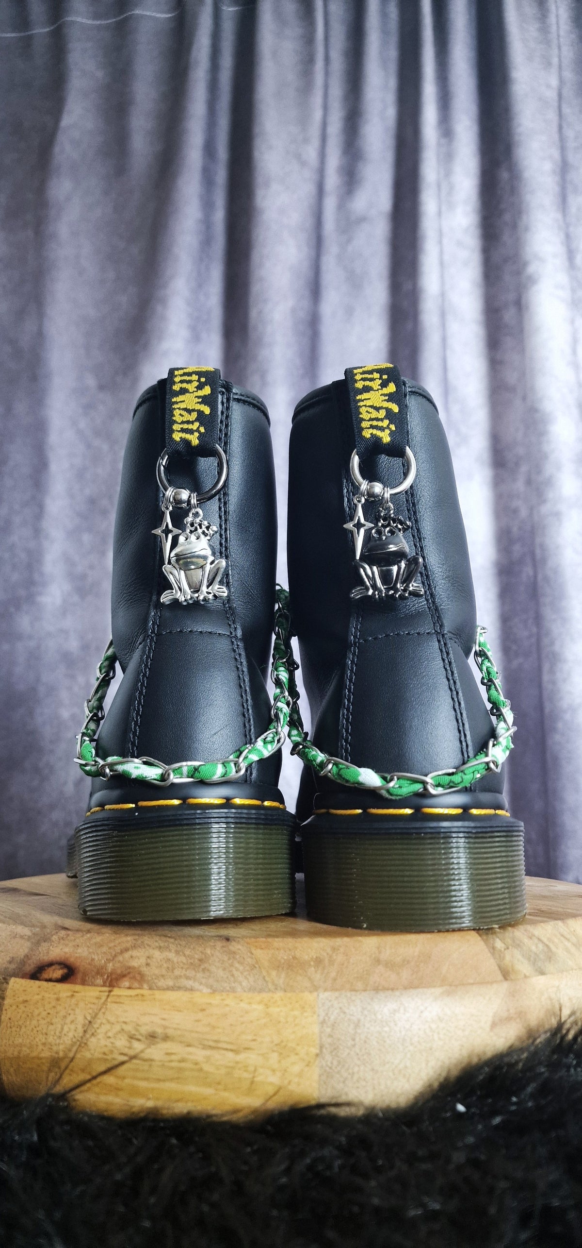 Bijoux chaînes sur brides arrière et lacets - Grenouille