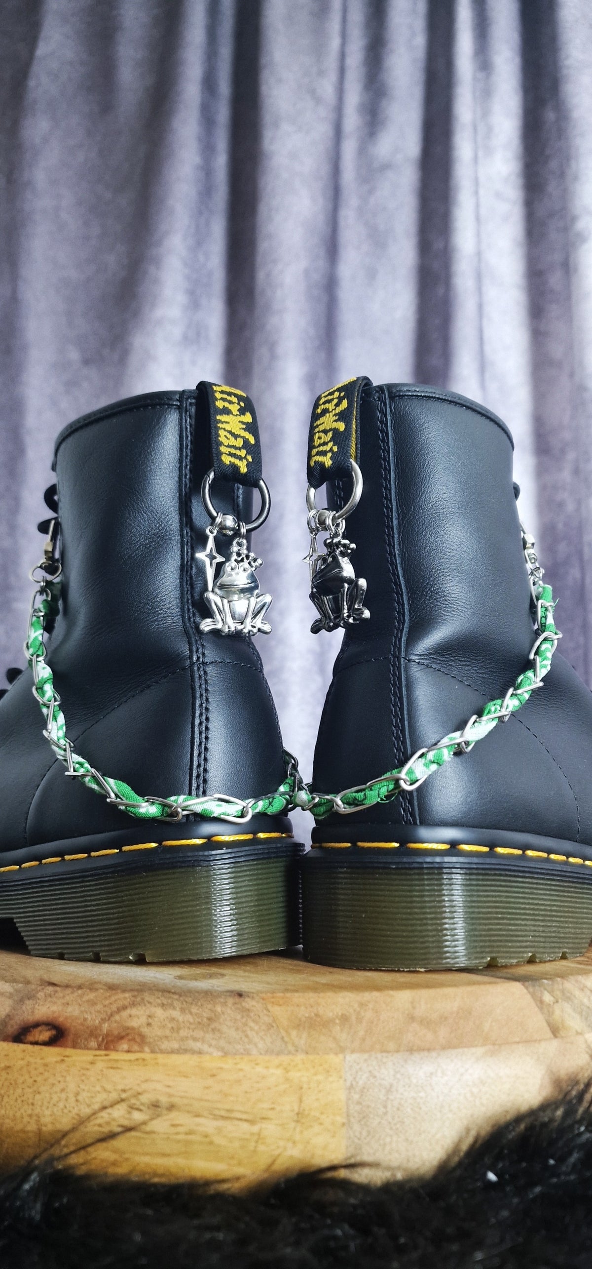 Bijoux chaînes sur brides arrière et lacets - Grenouille
