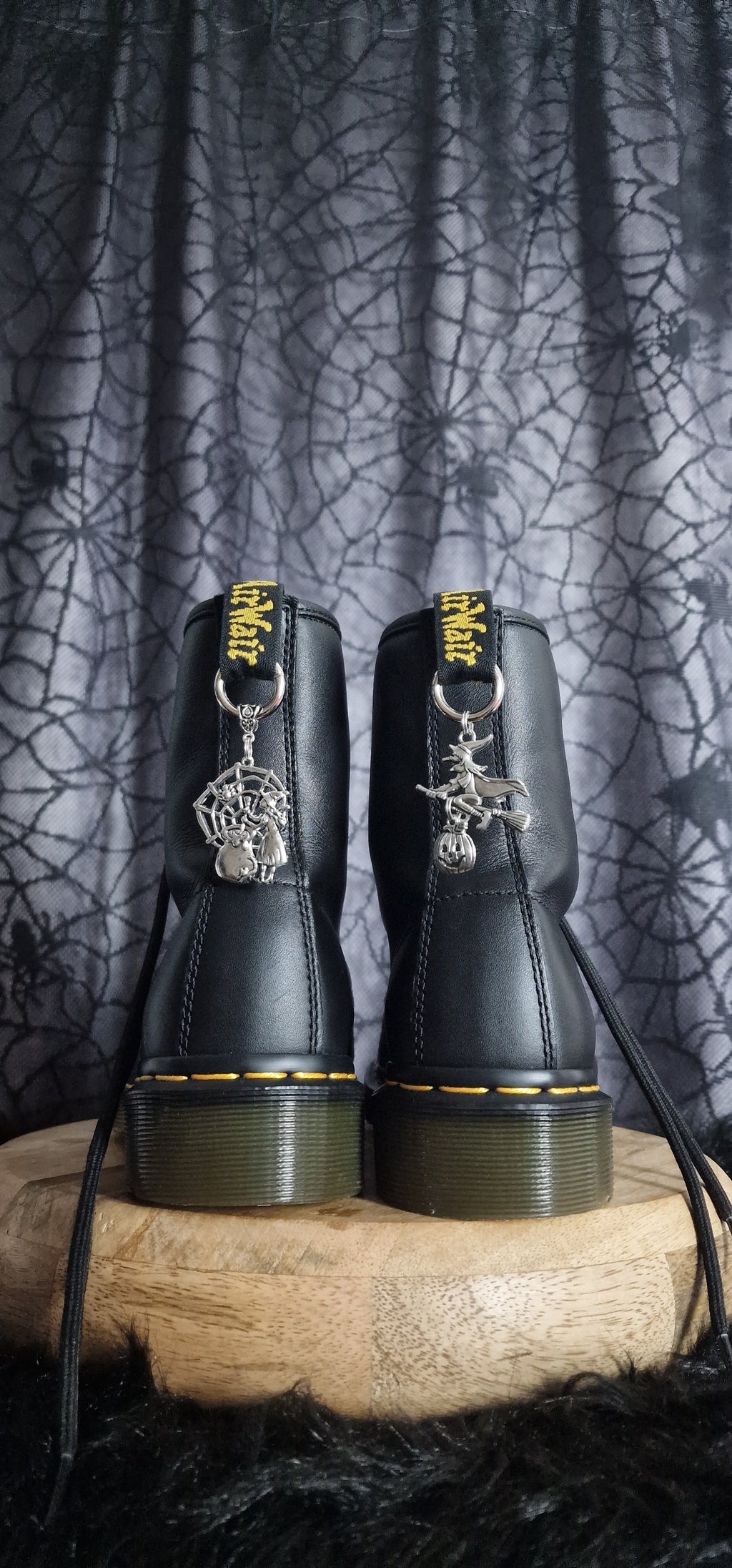 Bijoux simples sur brides arrière - Sorcière sur son balais & Citrouille