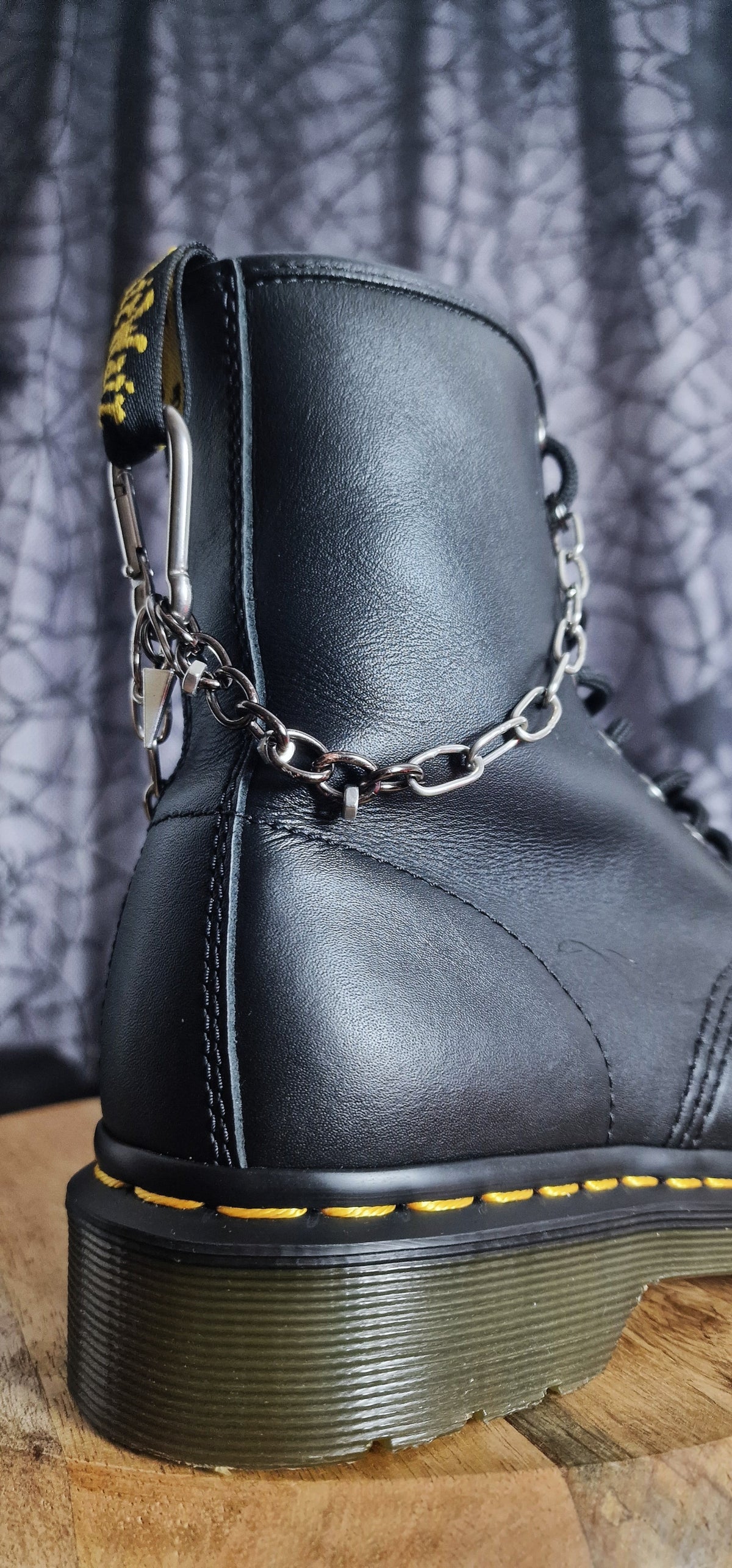 Bijoux chaînes sur brides arrière et lacets - Pics & écrous