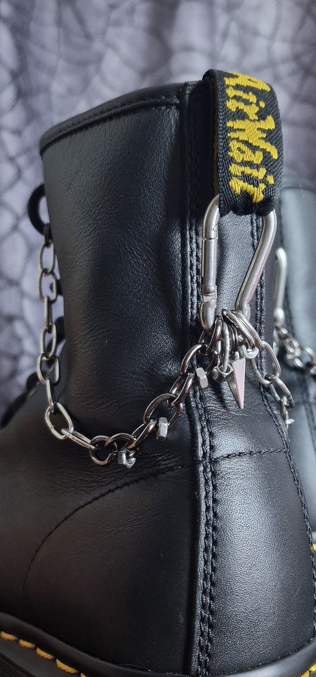 Bijoux chaînes sur brides arrière et lacets - Pics & écrous