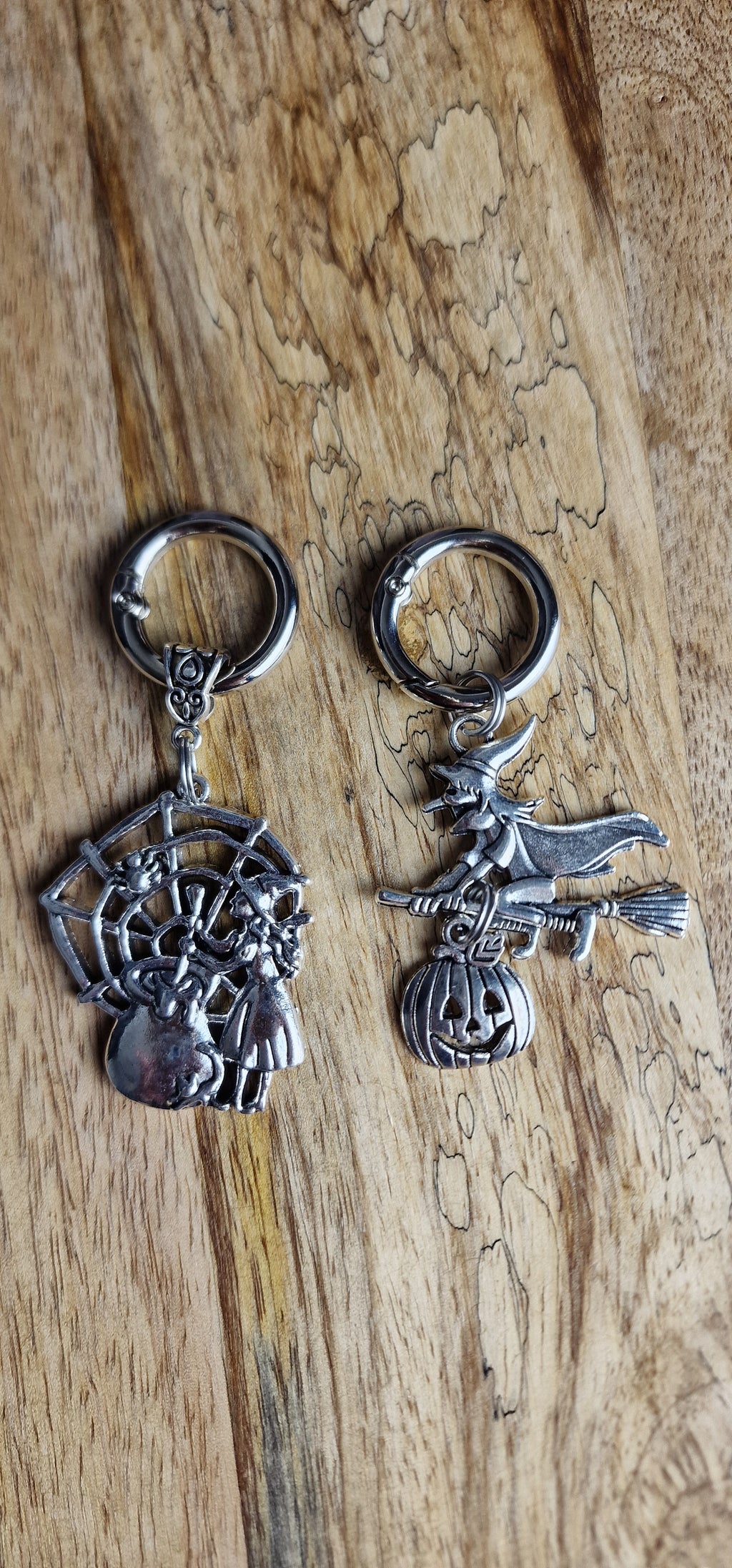 Bijoux simples sur brides arrière - Sorcière sur son balais & Citrouille