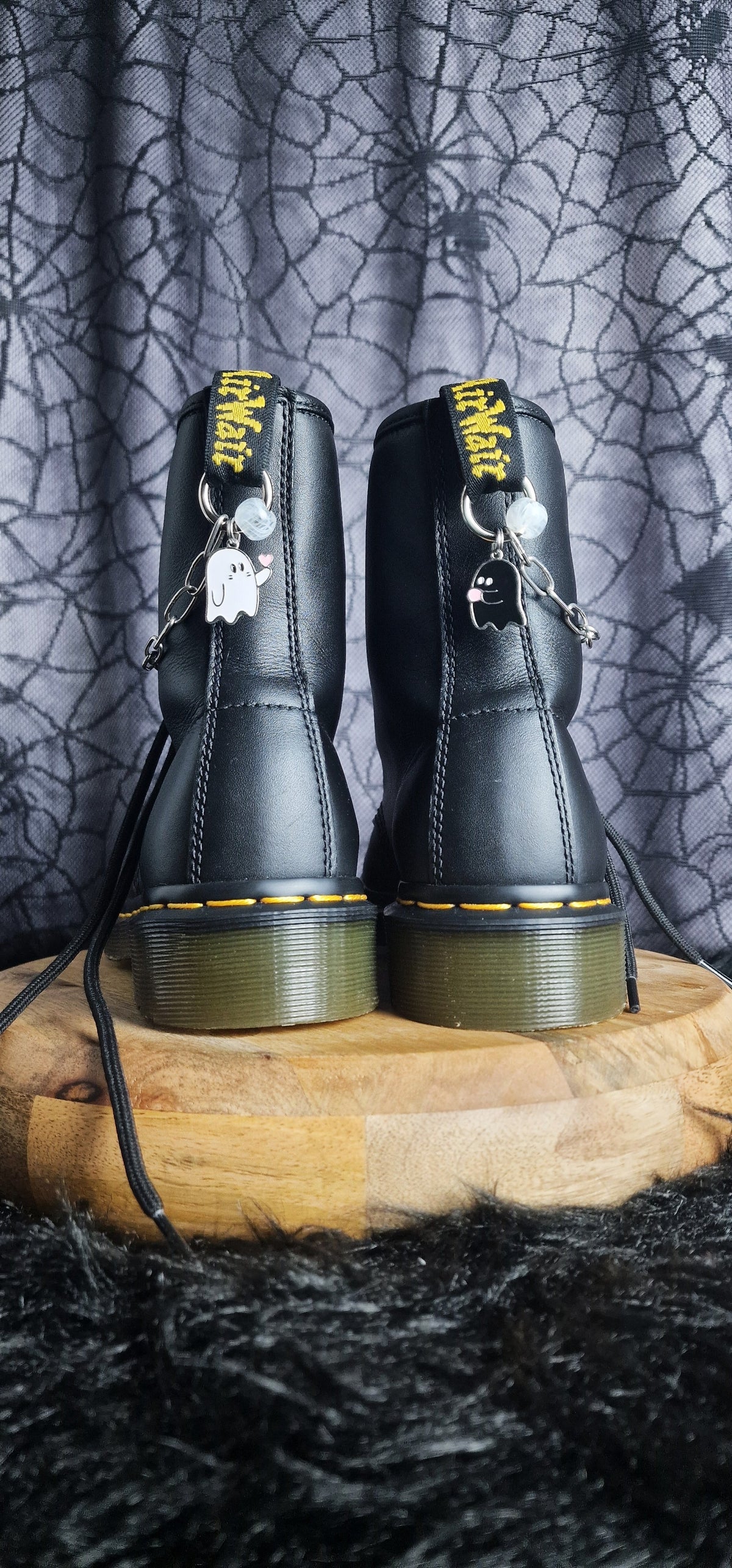 Bijoux chaînes sur brides arrière et lacets - Couple de fantômes amoureux