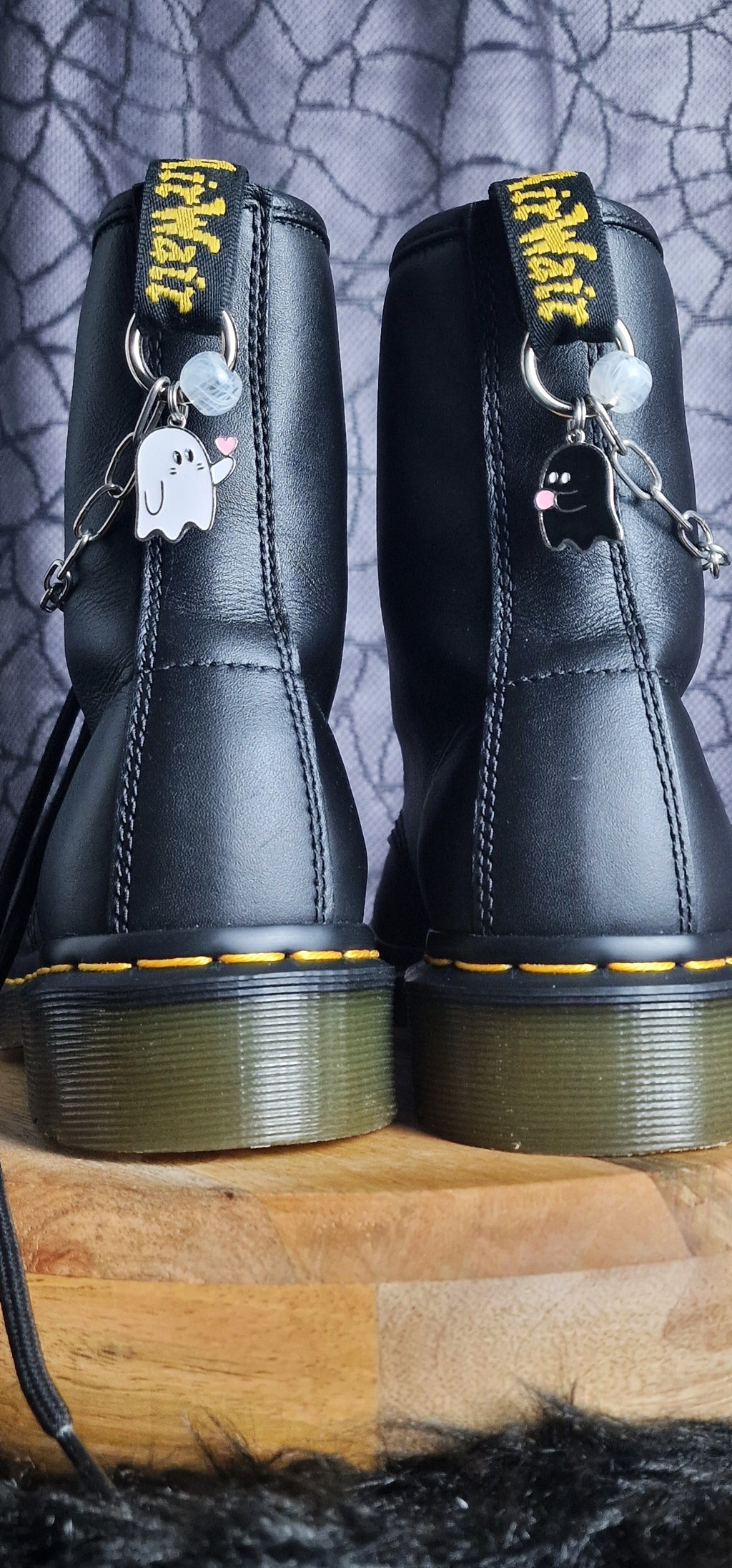 Bijoux chaînes sur brides arrière et lacets - Couple de fantômes amoureux