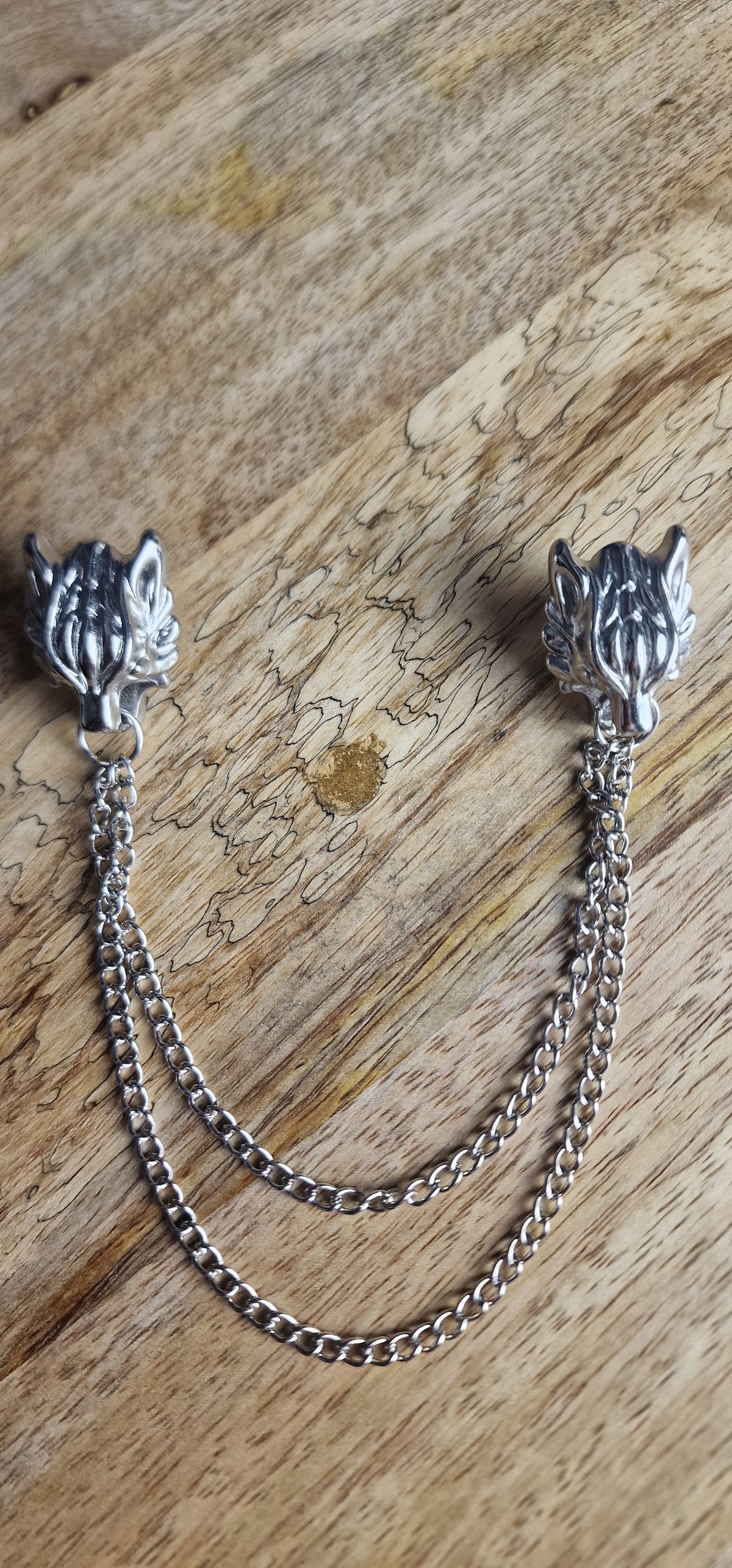 Pin's décoratifs - Têtes de loups & chainettes