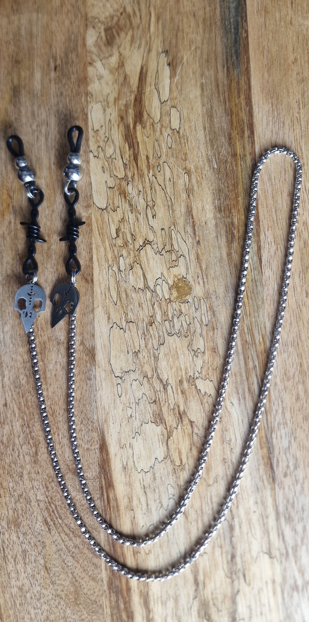 Chaine de lunettes - Crânes de corbeaux, barbelé & billes