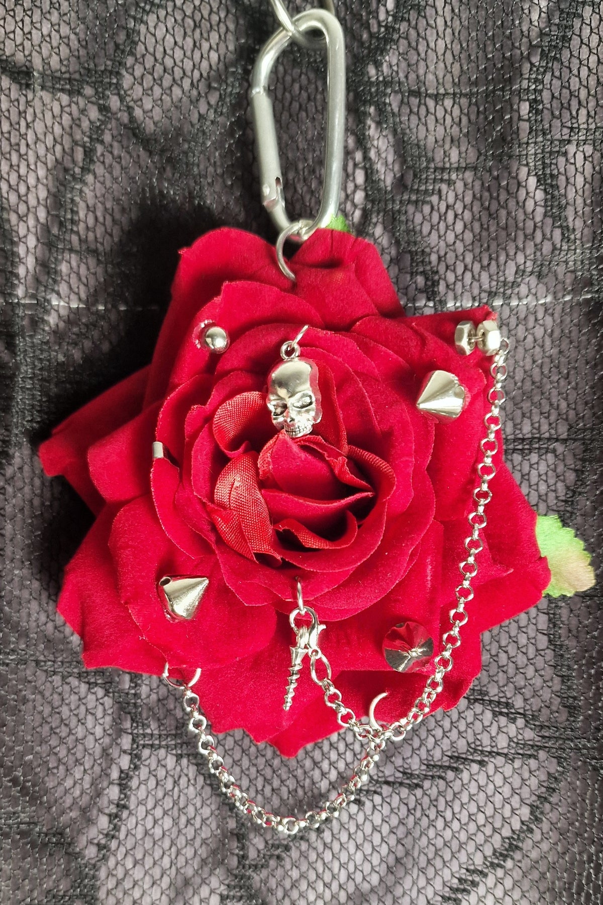 Bijou simple de sac - Rose, crâne, vis, écrous & pics