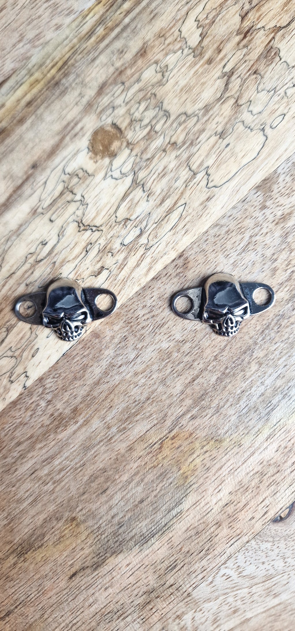 Bijoux simples sur lacets - Tête de mort