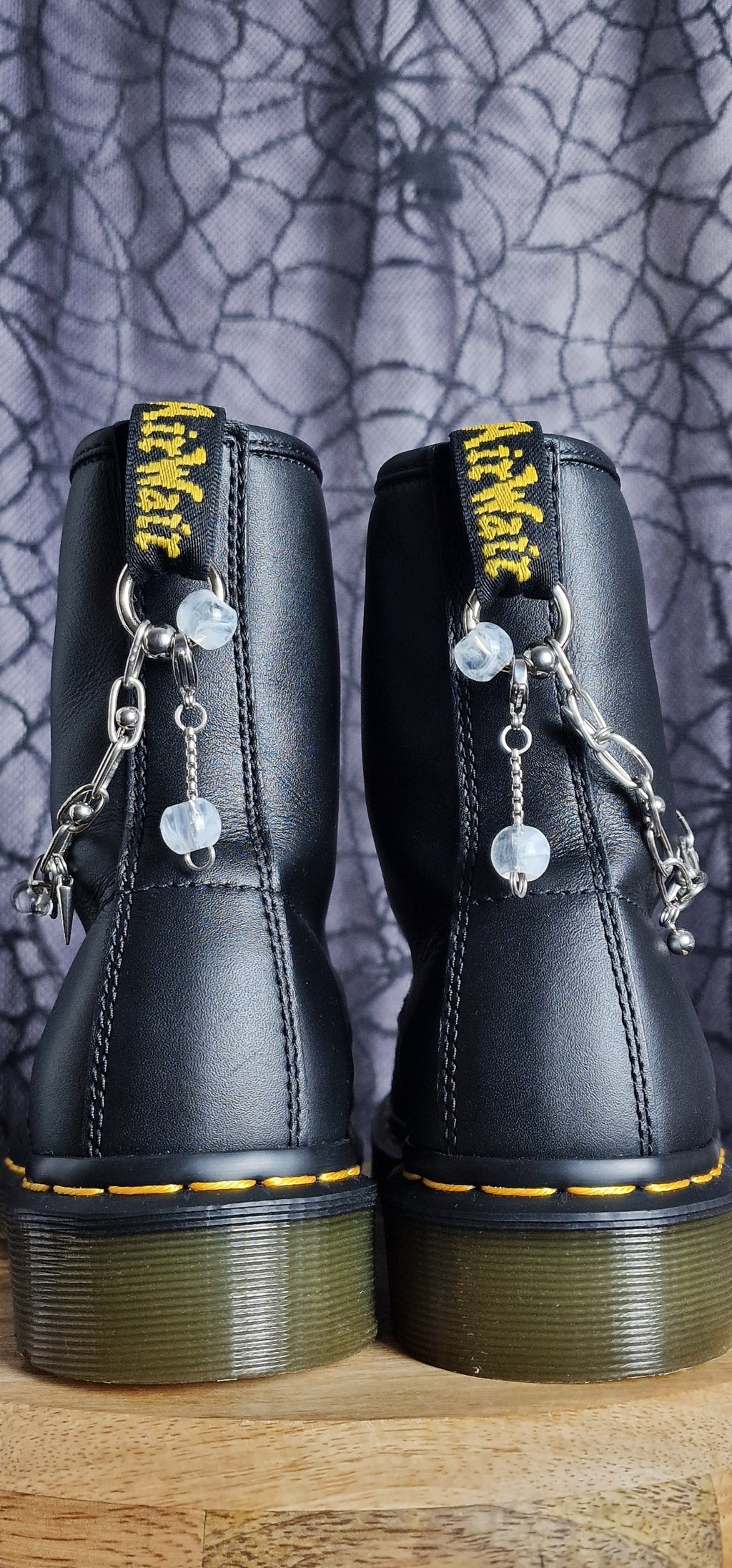 Bijoux chaînes sur brides arrière et lacets - Piercings, pics & billes