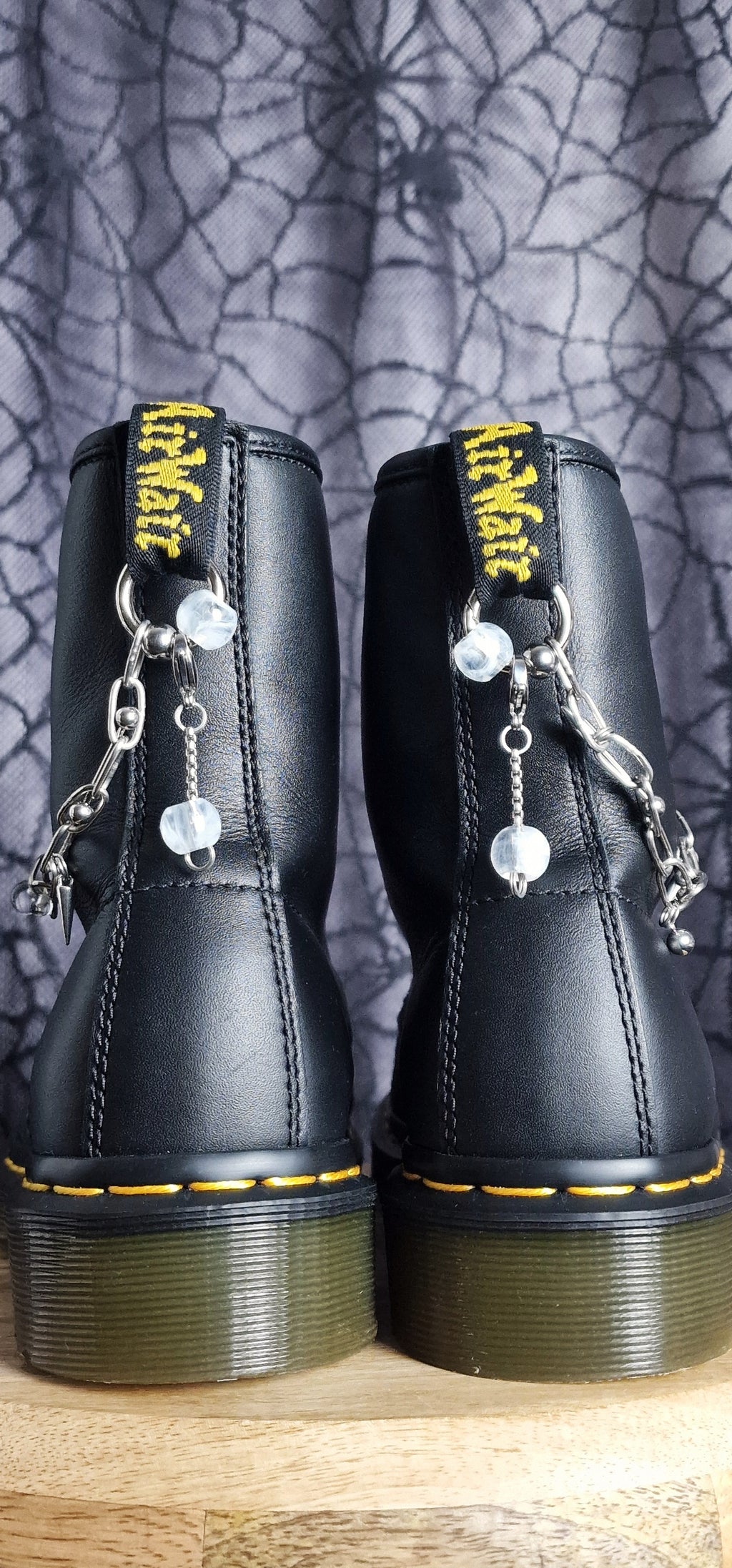 Bijoux chaînes sur brides arrière et lacets - Piercings, pics & billes