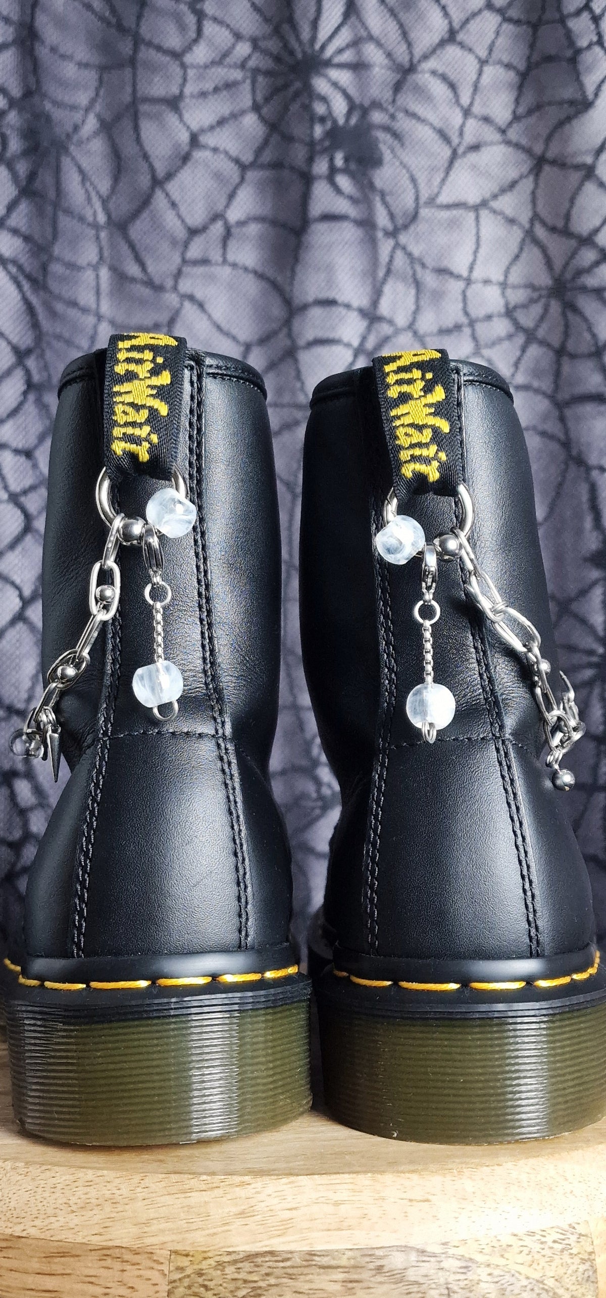Bijoux chaînes sur brides arrière et lacets - Piercings, pics & billes