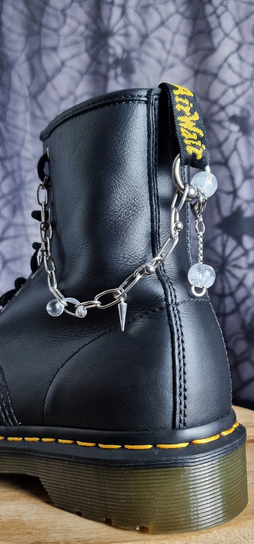 Bijoux chaînes sur brides arrière et lacets - Piercings, pics & billes