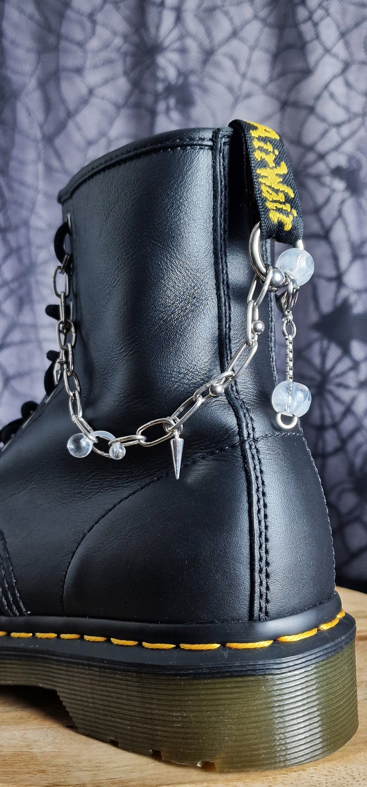 Bijoux chaînes sur brides arrière et lacets - Piercings, pics & billes