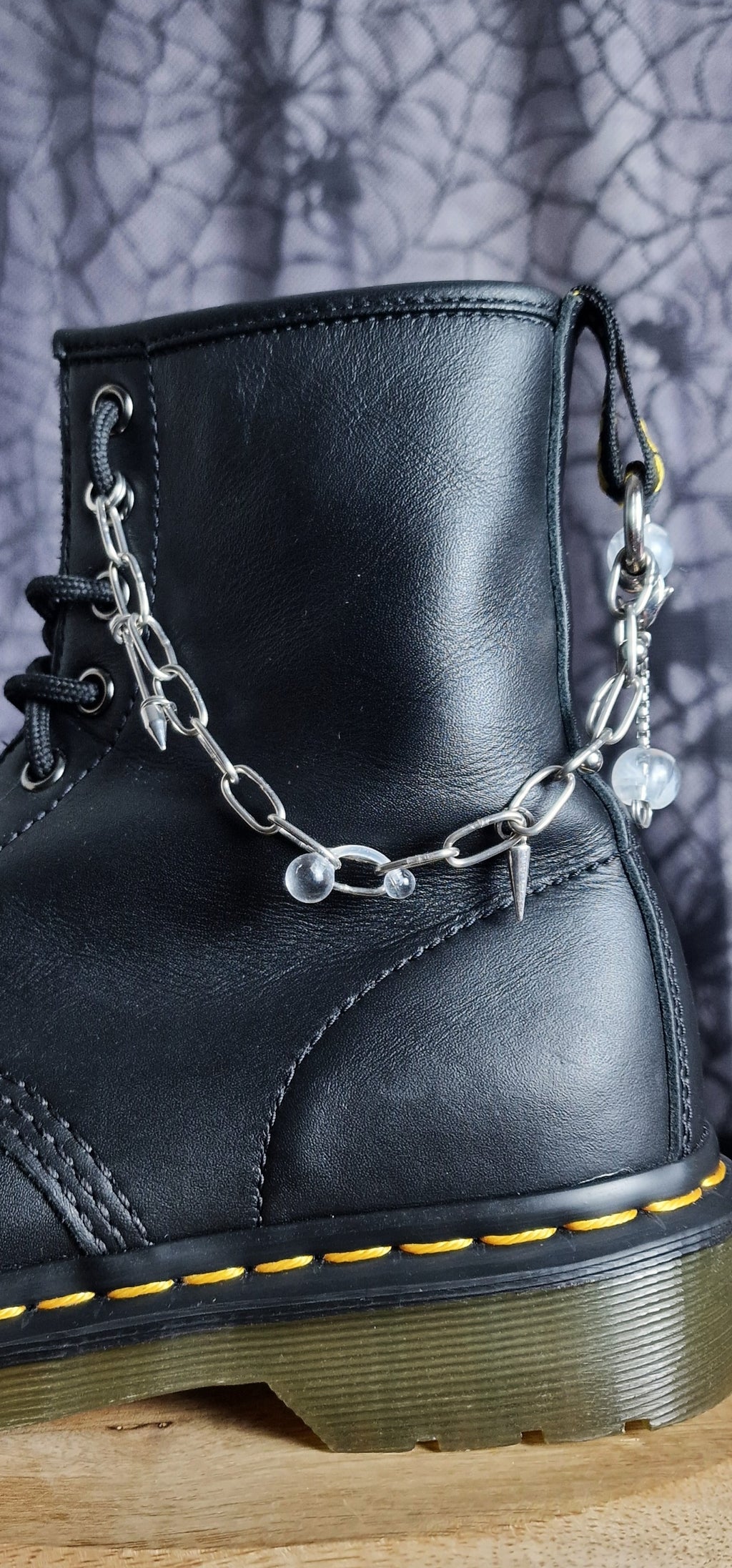 Bijoux chaînes sur brides arrière et lacets - Piercings, pics & billes