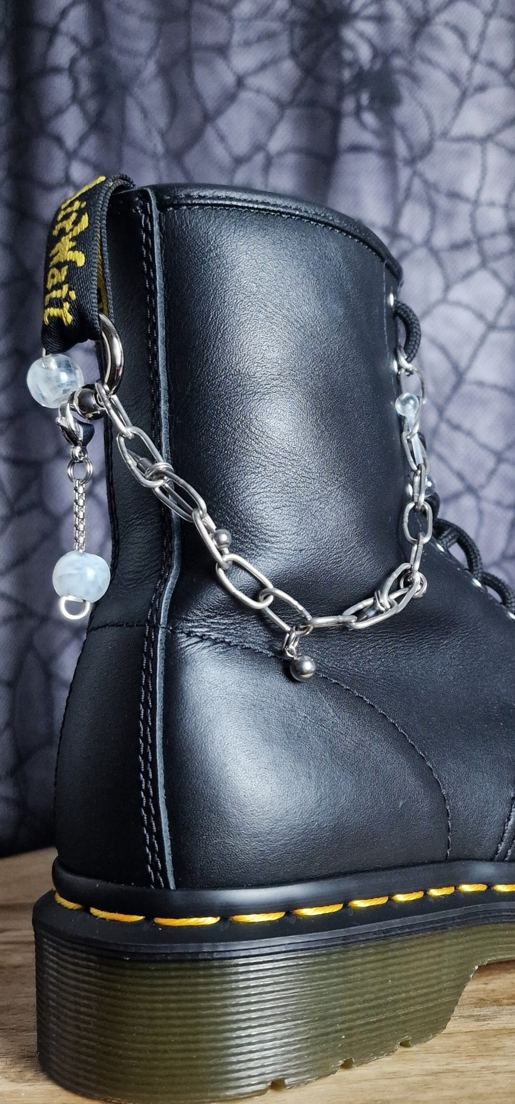 Bijoux chaînes sur brides arrière et lacets - Piercings, pics & billes