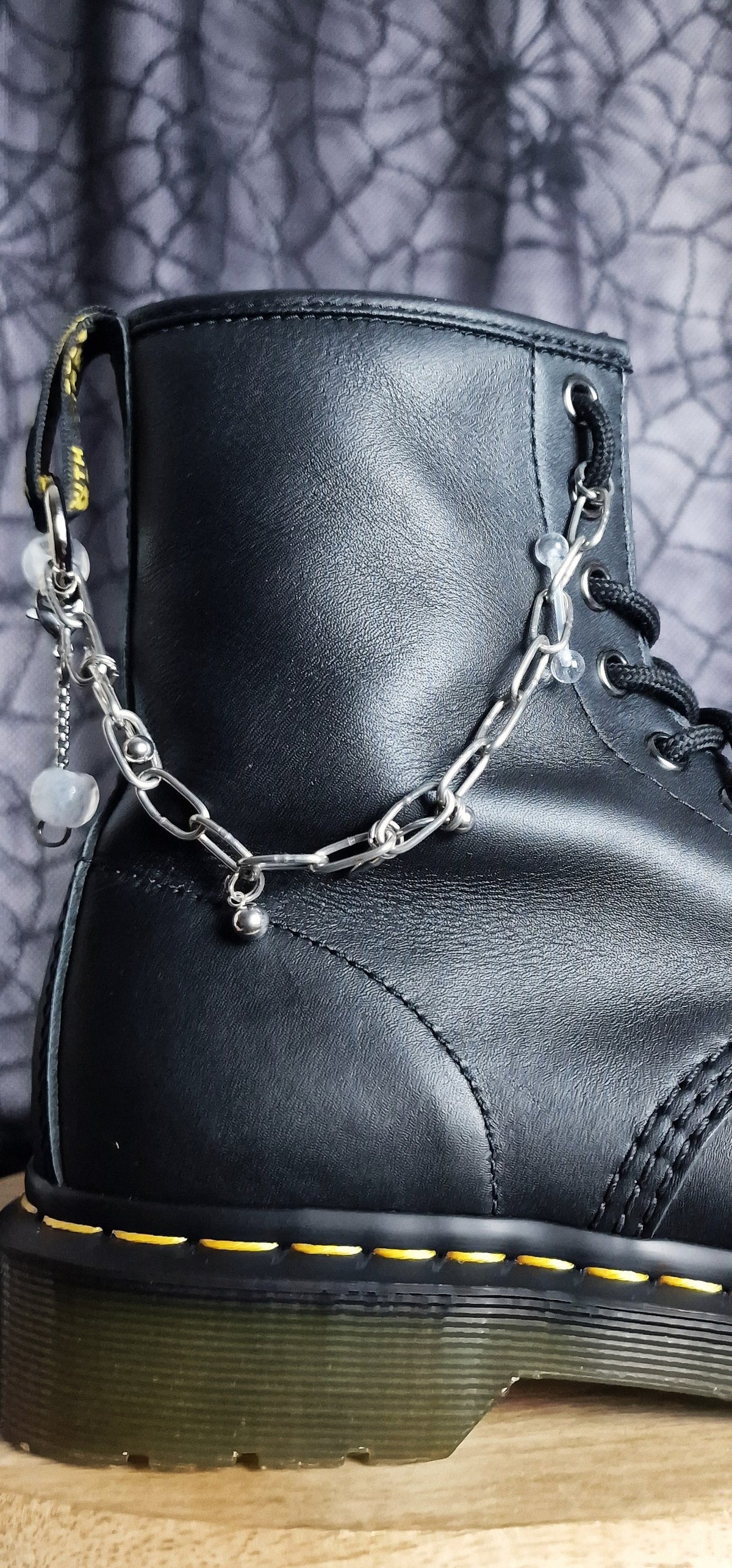 Bijoux chaînes sur brides arrière et lacets - Piercings, pics & billes