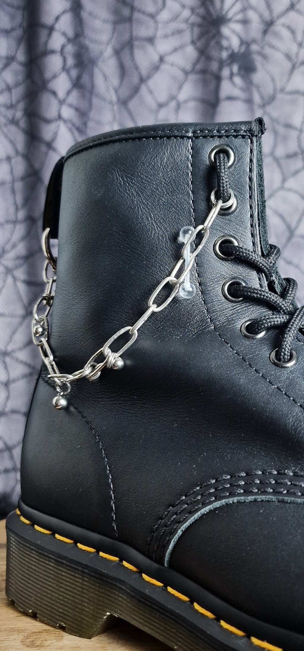 Bijoux chaînes sur brides arrière et lacets - Piercings, pics & billes