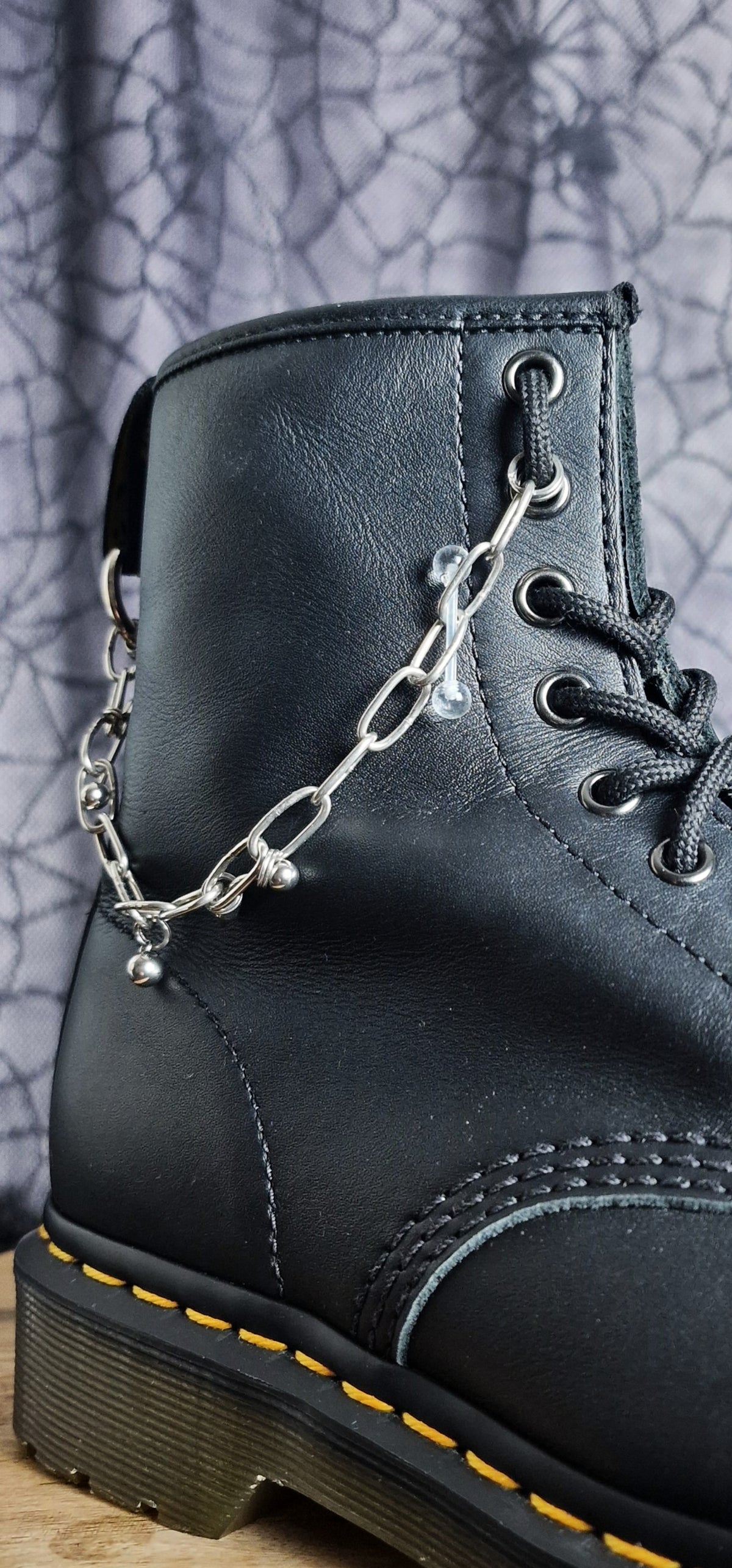 Bijoux chaînes sur brides arrière et lacets - Piercings, pics & billes
