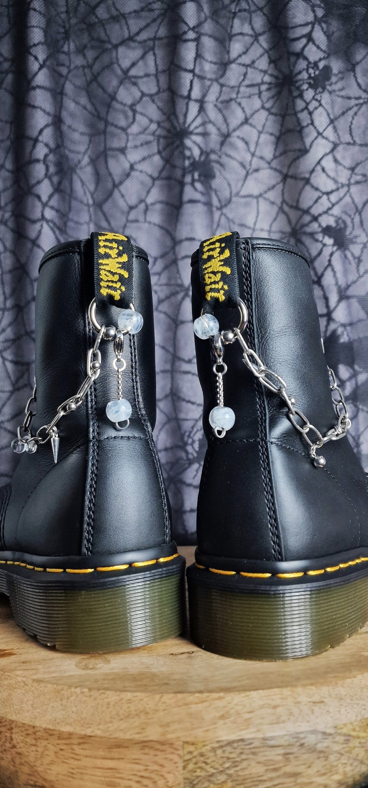 Bijoux chaînes sur brides arrière et lacets - Piercings, pics & billes