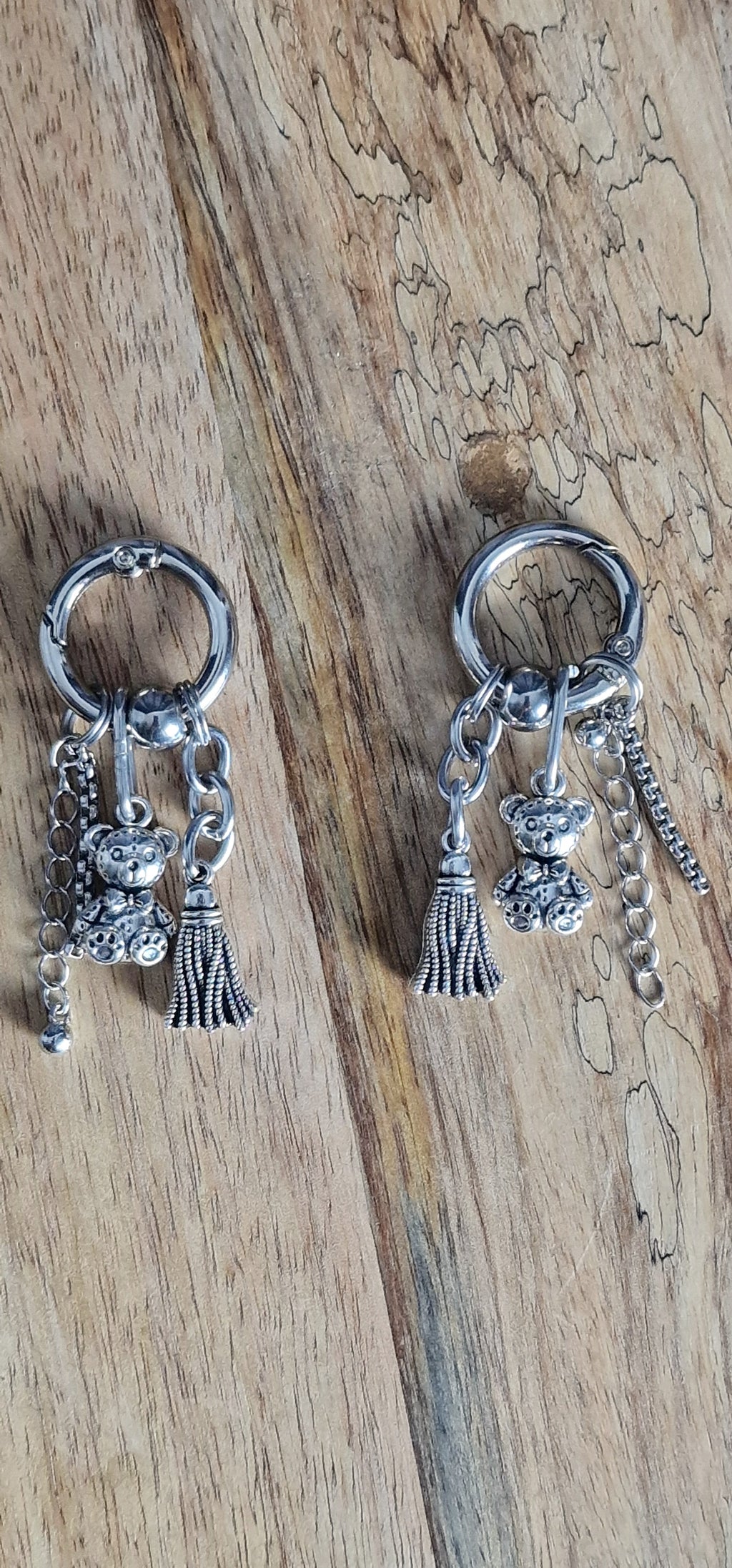 Bijoux simples sur brides arrière - Ourson, pompon, bille & chainettes