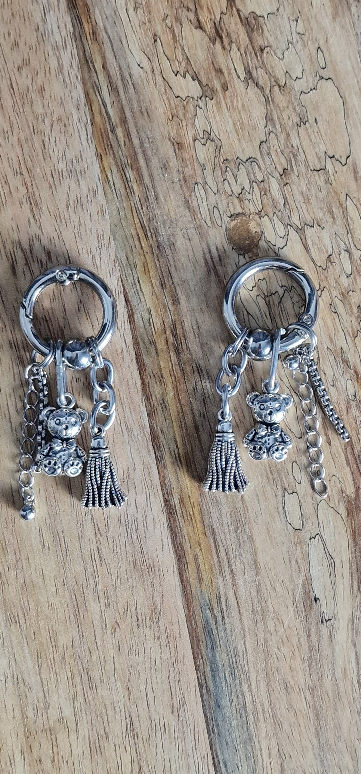 Bijoux simples sur brides arrière - Ourson, pompon, bille & chainettes