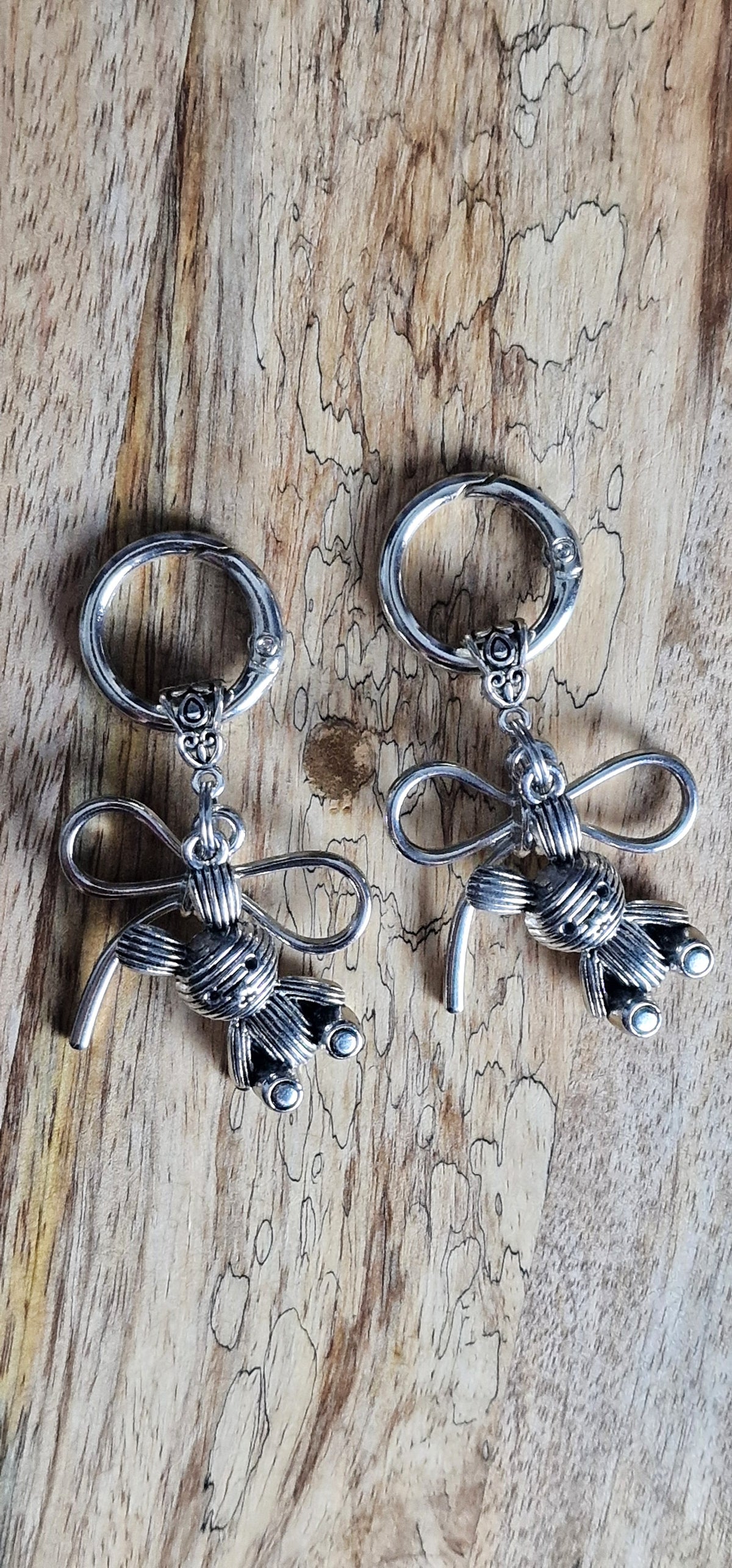 Bijoux simples sur brides arrière - Lapin & noeud
