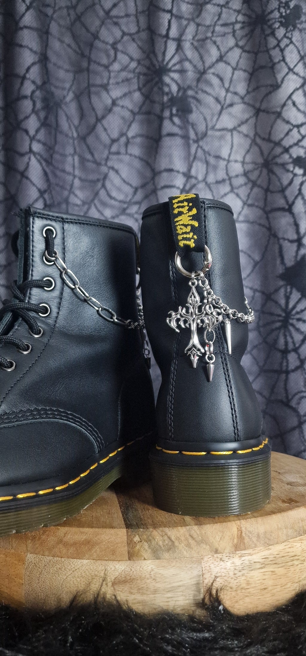 Bijoux chaînes sur brides arrière et lacets - Croix & pics