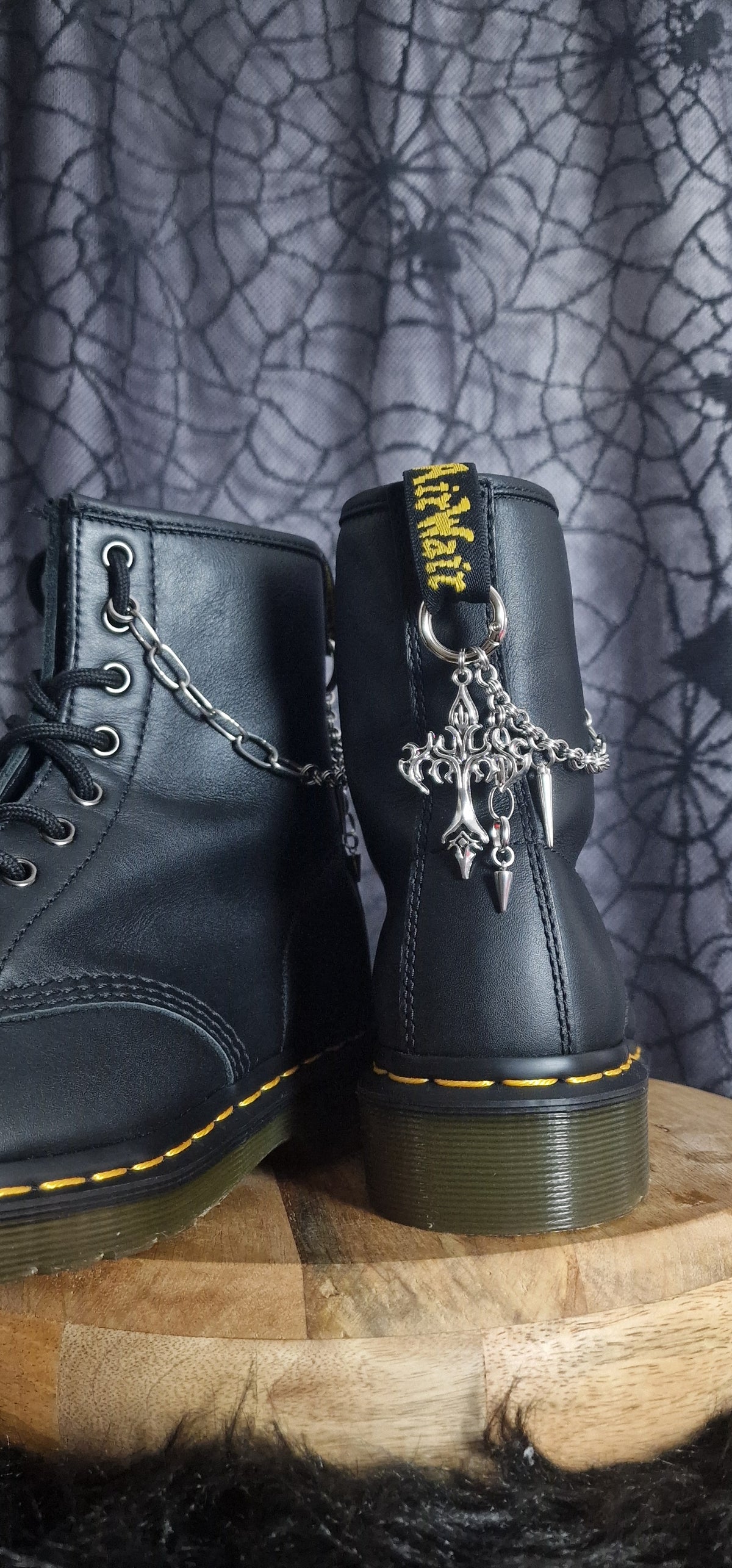 Bijoux chaînes sur brides arrière et lacets - Croix & pics