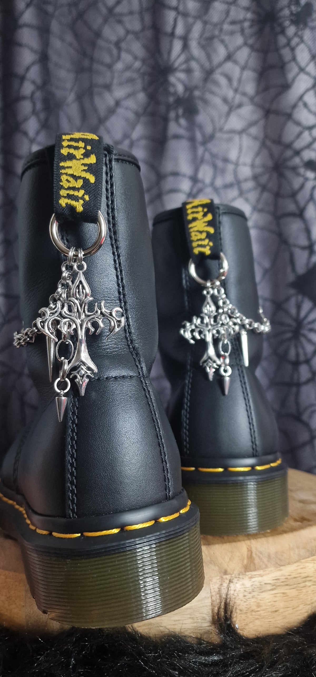 Bijoux chaînes sur brides arrière et lacets - Croix & pics