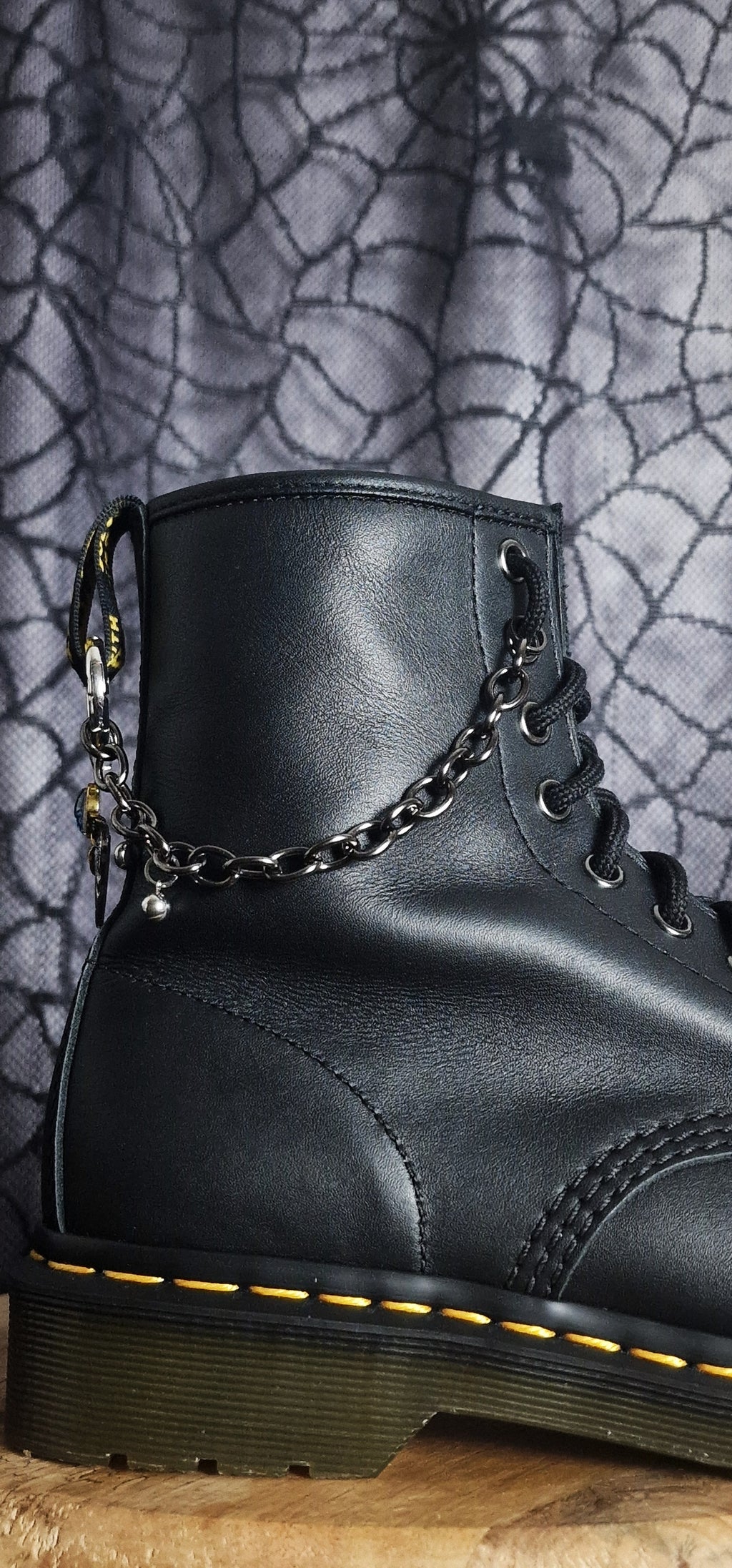 Bijoux chaînes sur brides arrière et lacets - Oeil strass & bille