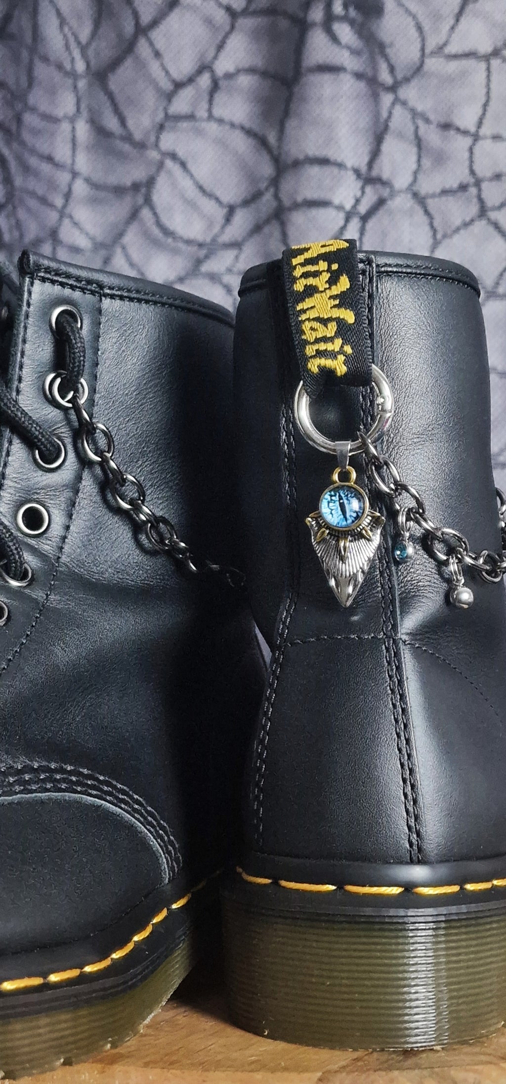 Bijoux chaînes sur brides arrière et lacets - Oeil strass & bille