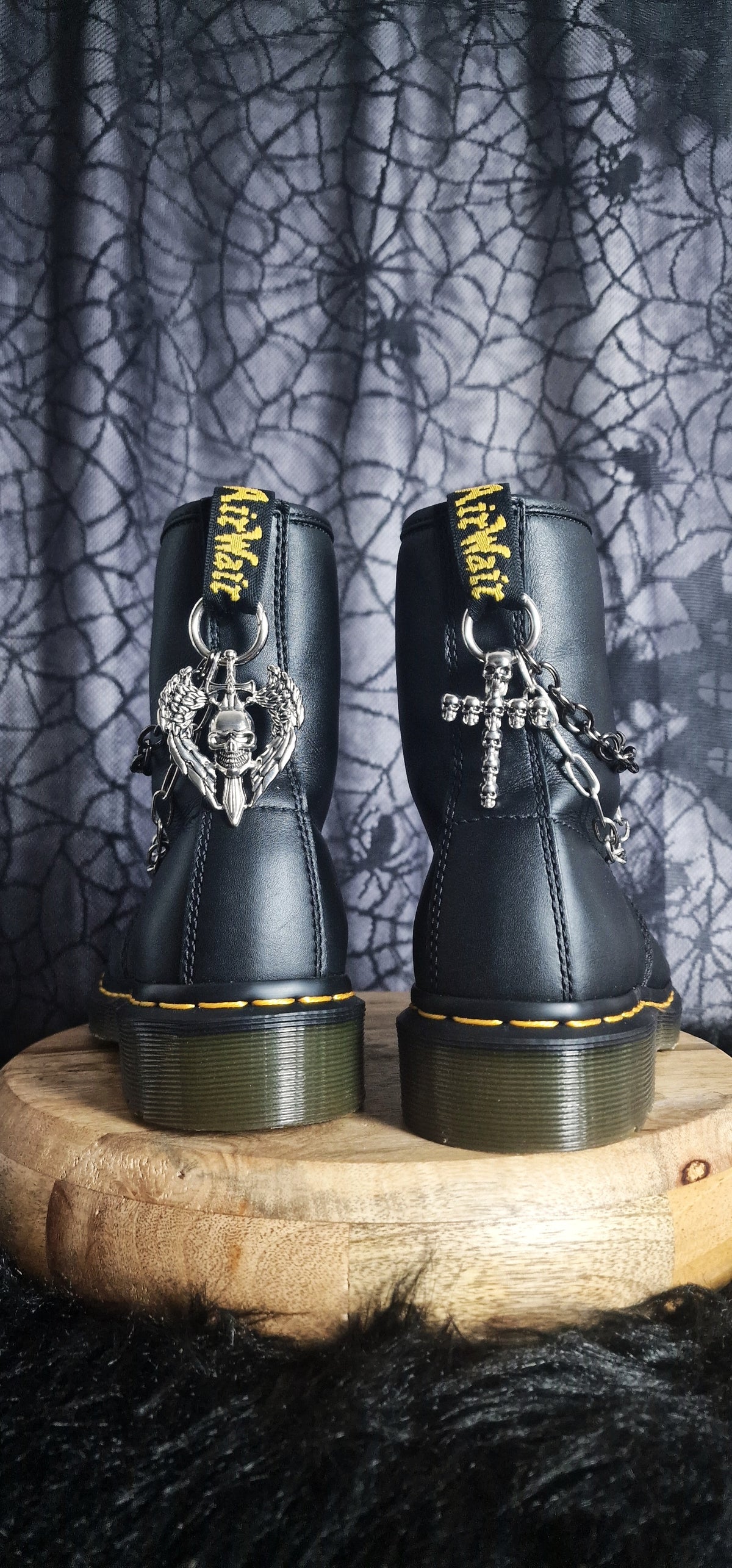 Bijoux chaînes sur brides arrière et lacets - Crâne, ailes & croix