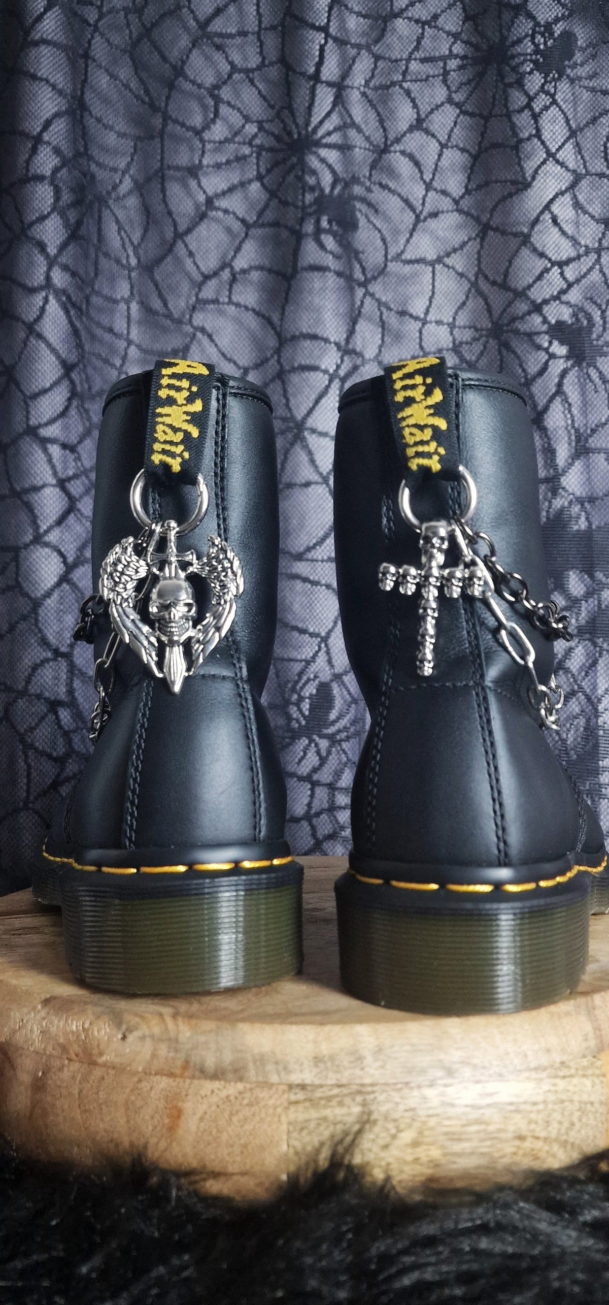 Bijoux chaînes sur brides arrière et lacets - Crâne, ailes & croix