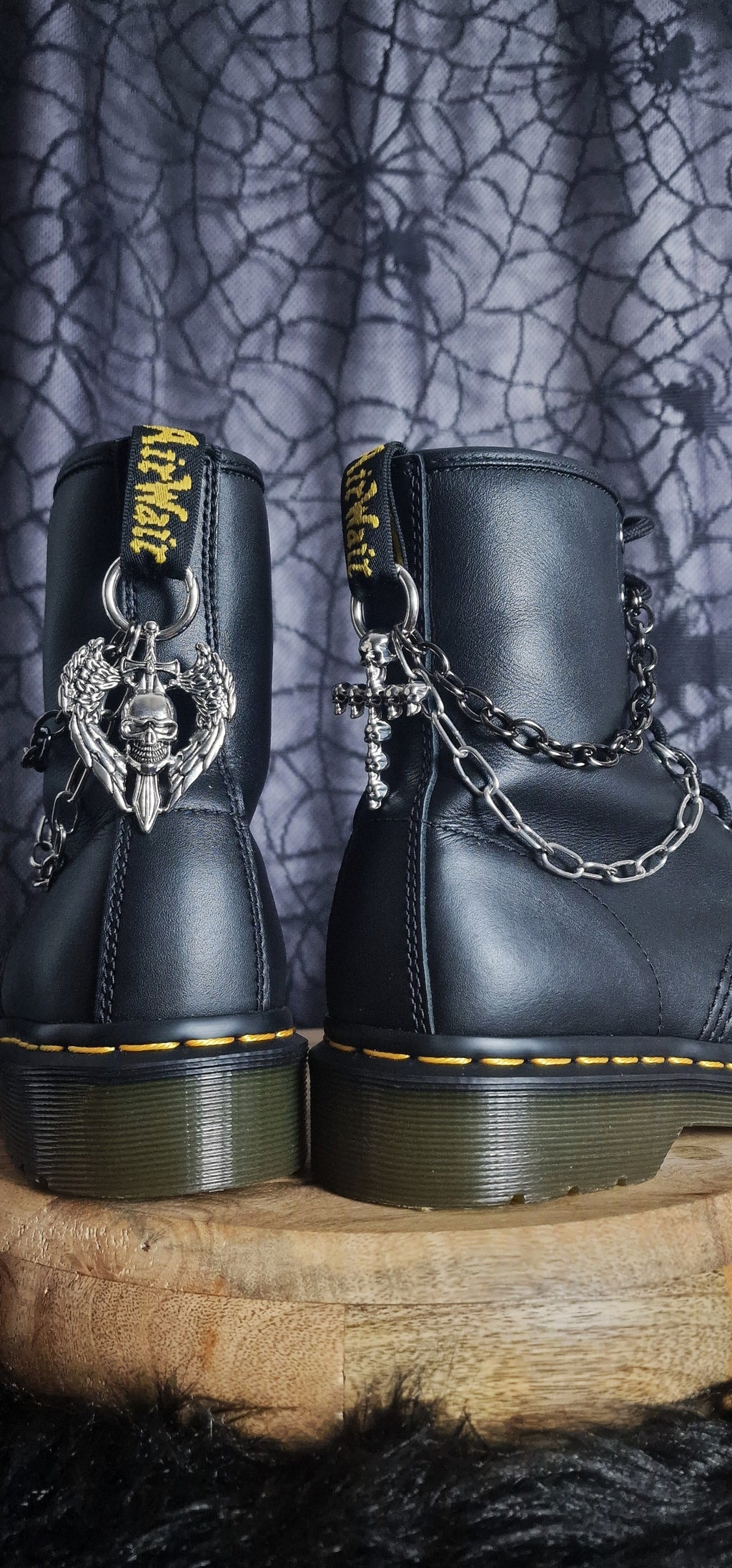 Bijoux chaînes sur brides arrière et lacets - Crâne, ailes & croix