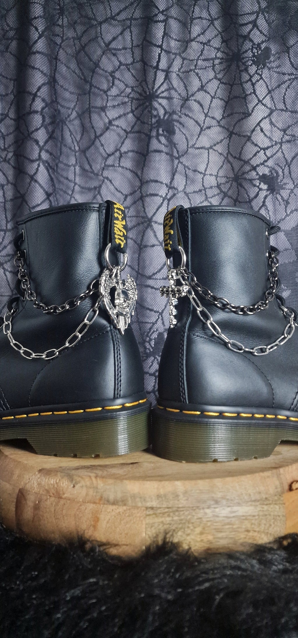 Bijoux chaînes sur brides arrière et lacets - Crâne, ailes & croix