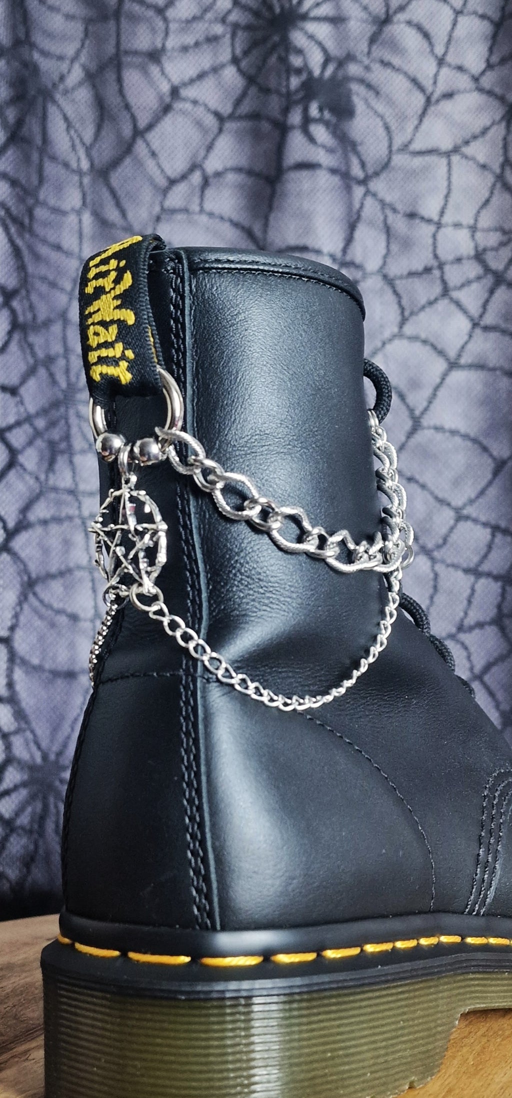 Bijoux chaînes sur brides arrière et lacets - Pentacle branches & billes