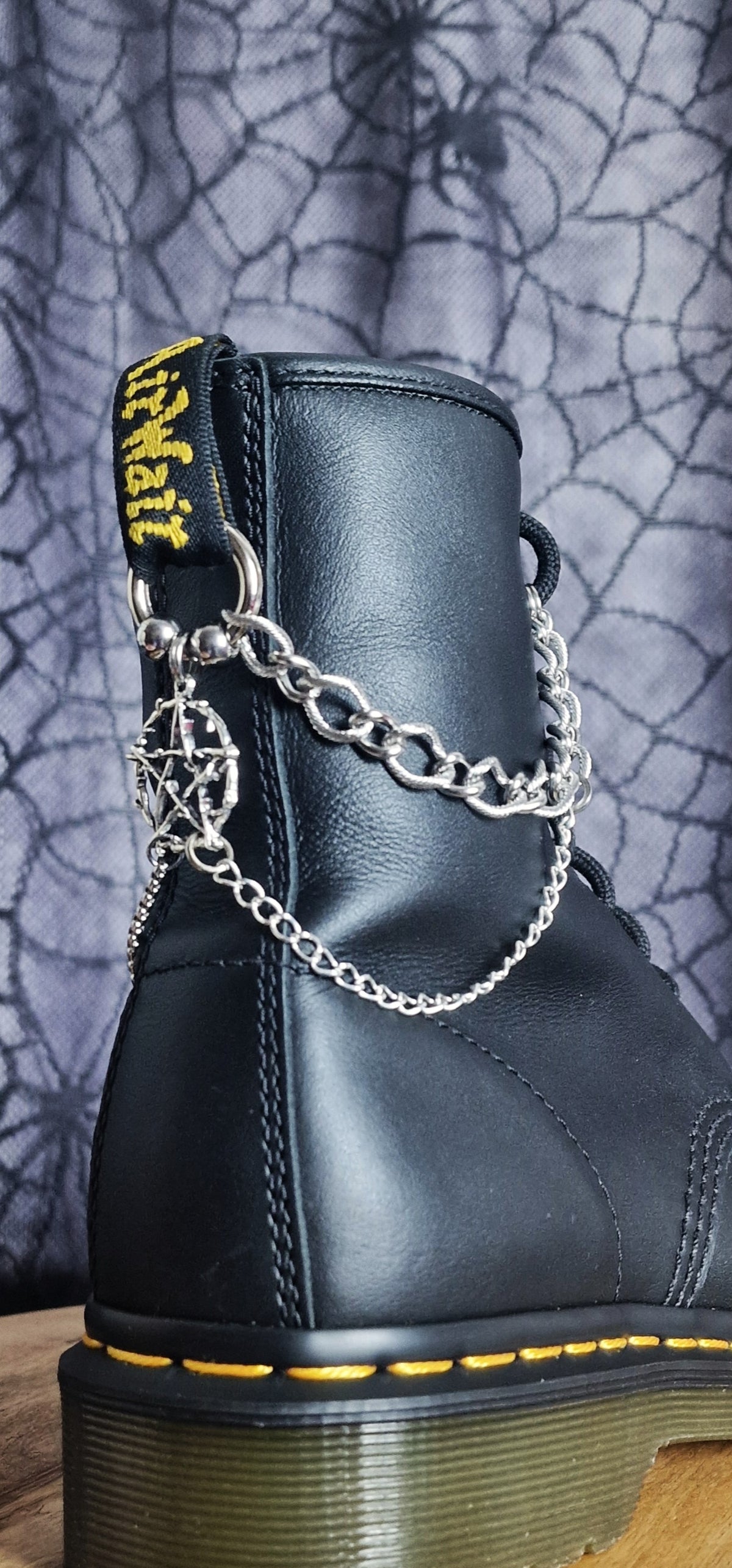Bijoux chaînes sur brides arrière et lacets - Pentacle branches & billes