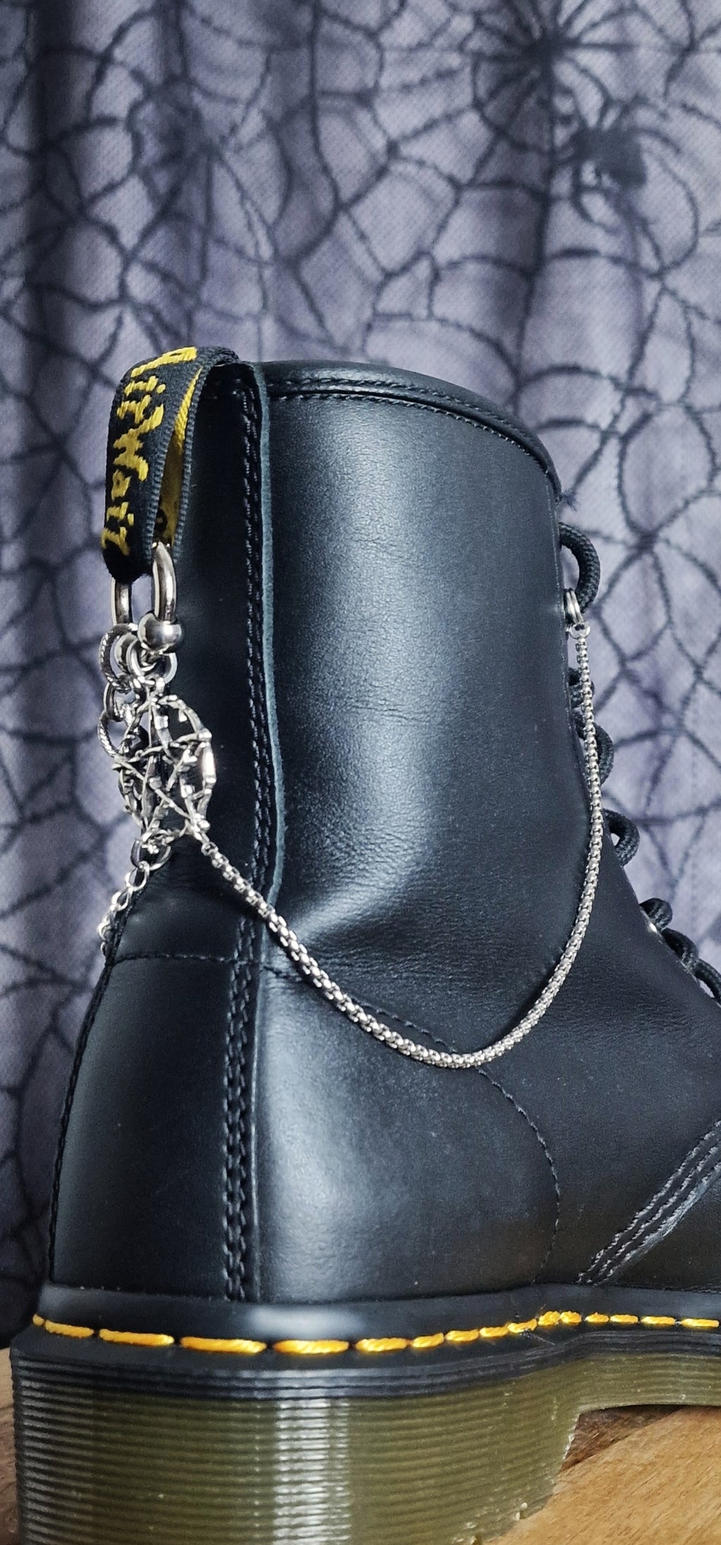 Bijoux chaînes sur brides arrière et lacets - Pentacle branches & billes
