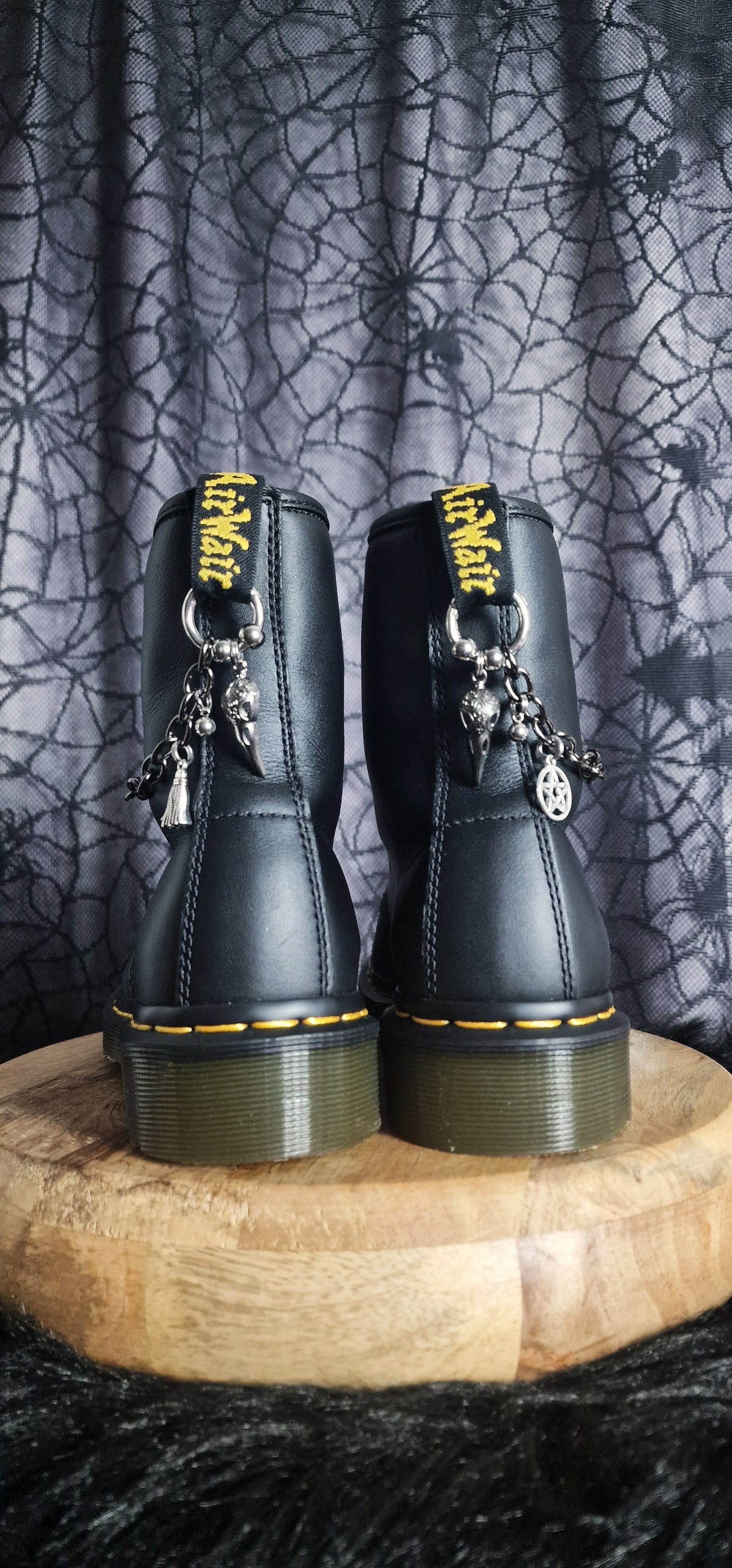 Bijoux chaînes sur brides arrière et lacets - Corbeau pentacle pompon & billes